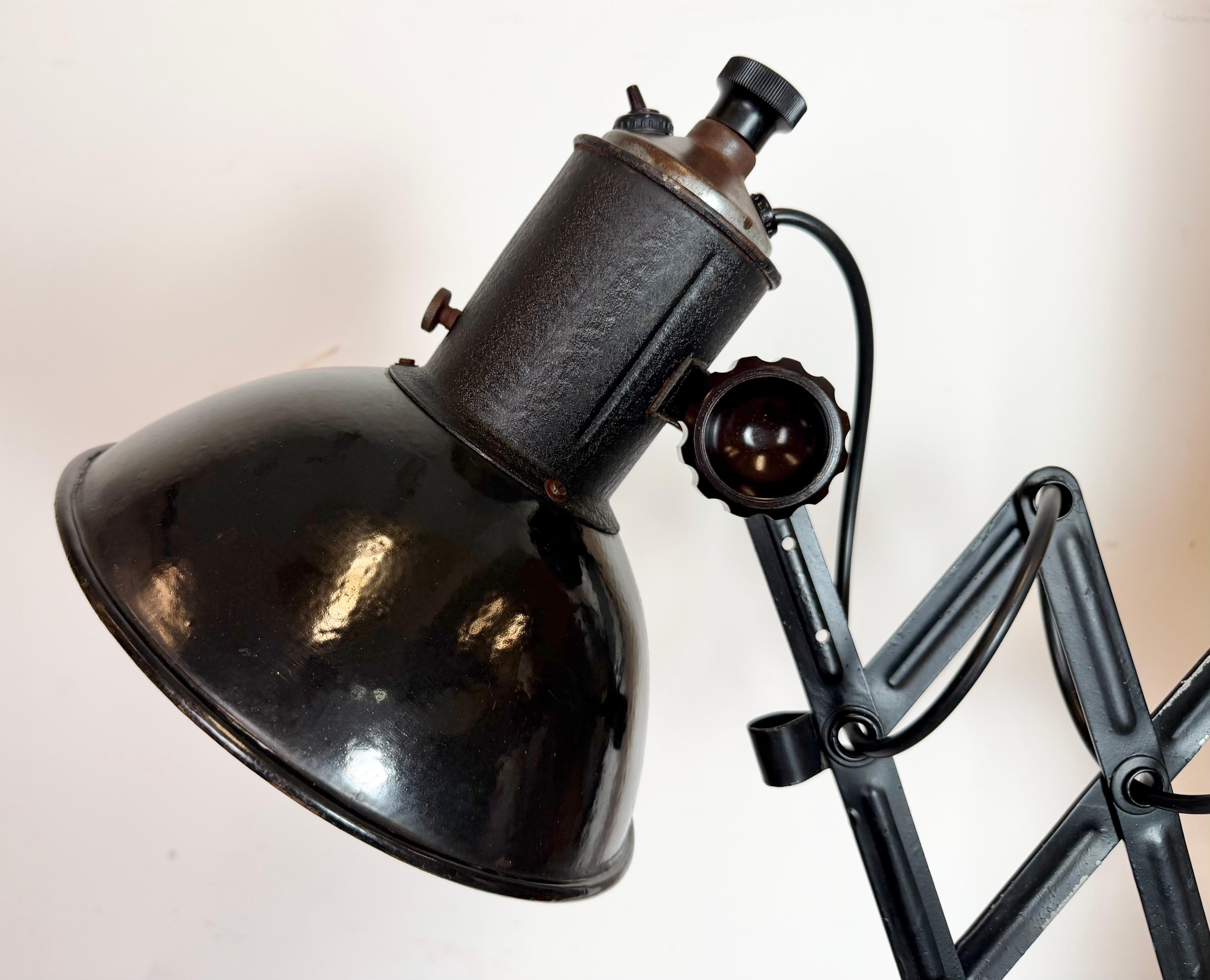 Lámpara de pared industrial de tijera de esmalte negro, años 50 Checo en venta