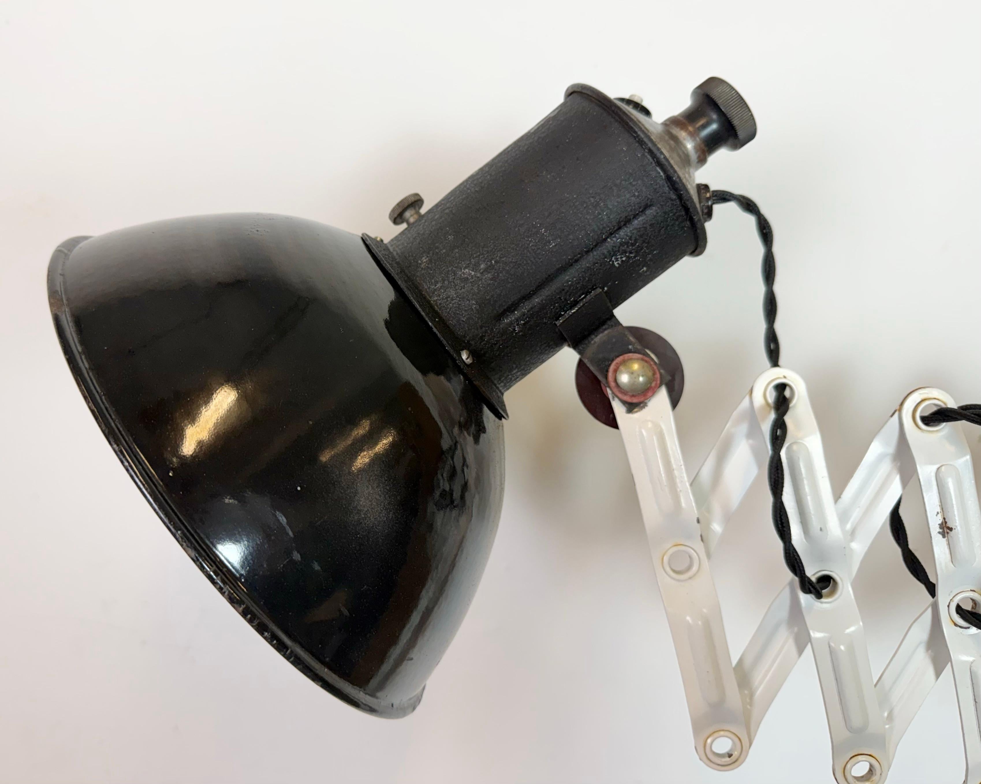 Lámpara de pared industrial de tijera de esmalte negro, años 1950 Checo en venta