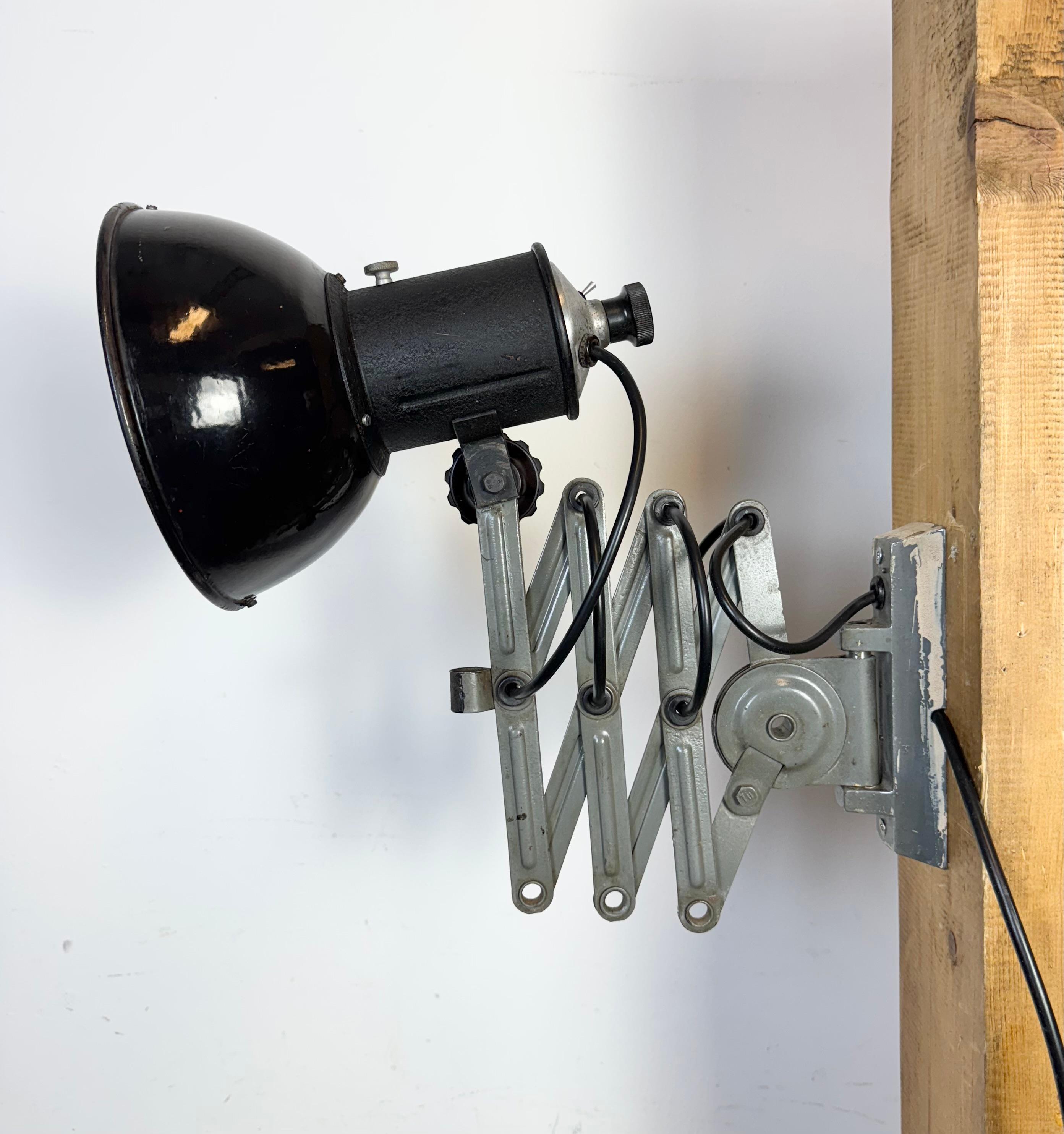 Lampe murale industrielle à ciseau en émail noir, années 1950 Bon état - En vente à Kojetice, CZ