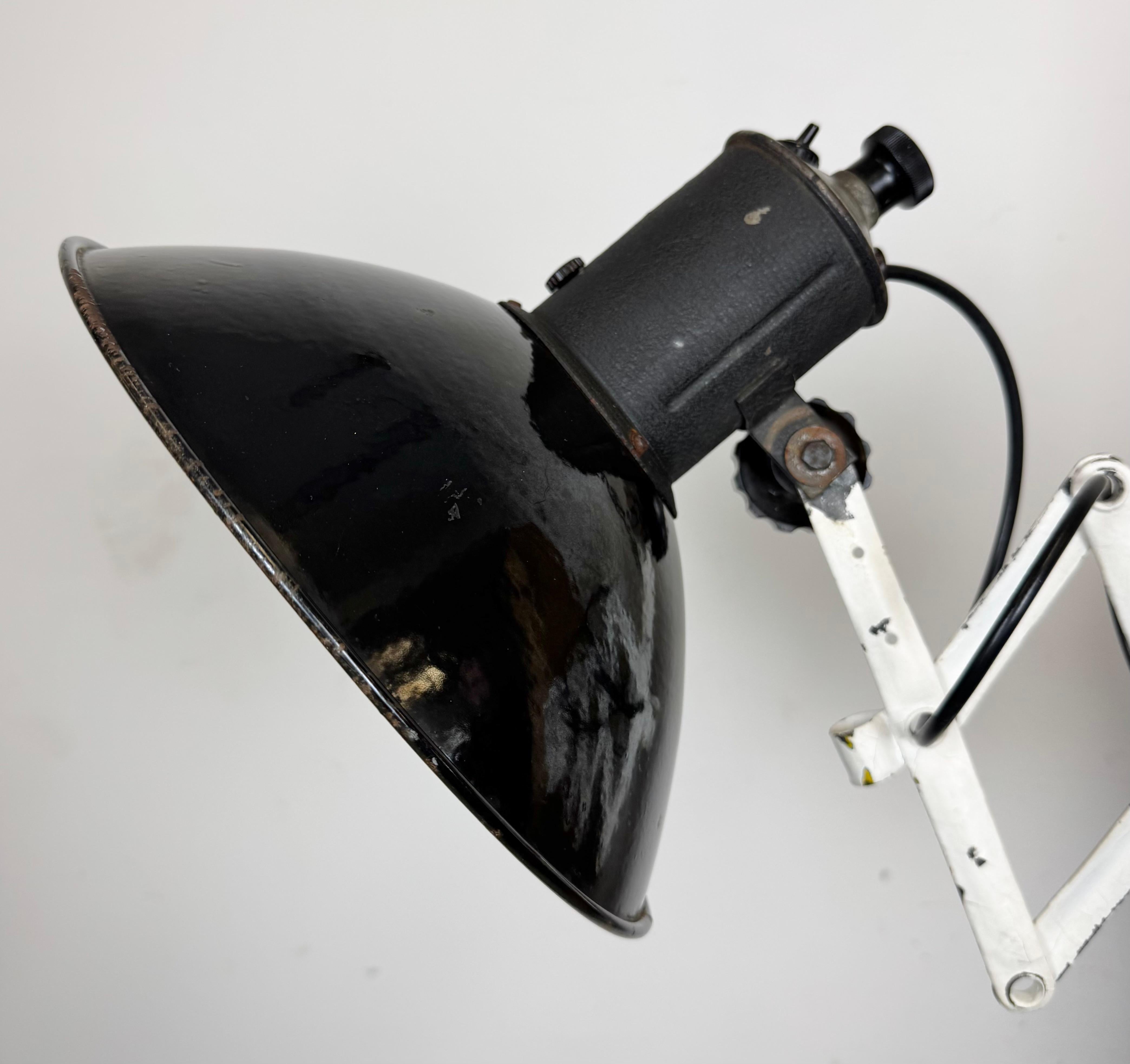 Lampe murale industrielle à ciseau en émail noir, années 1950 Bon état - En vente à Kojetice, CZ