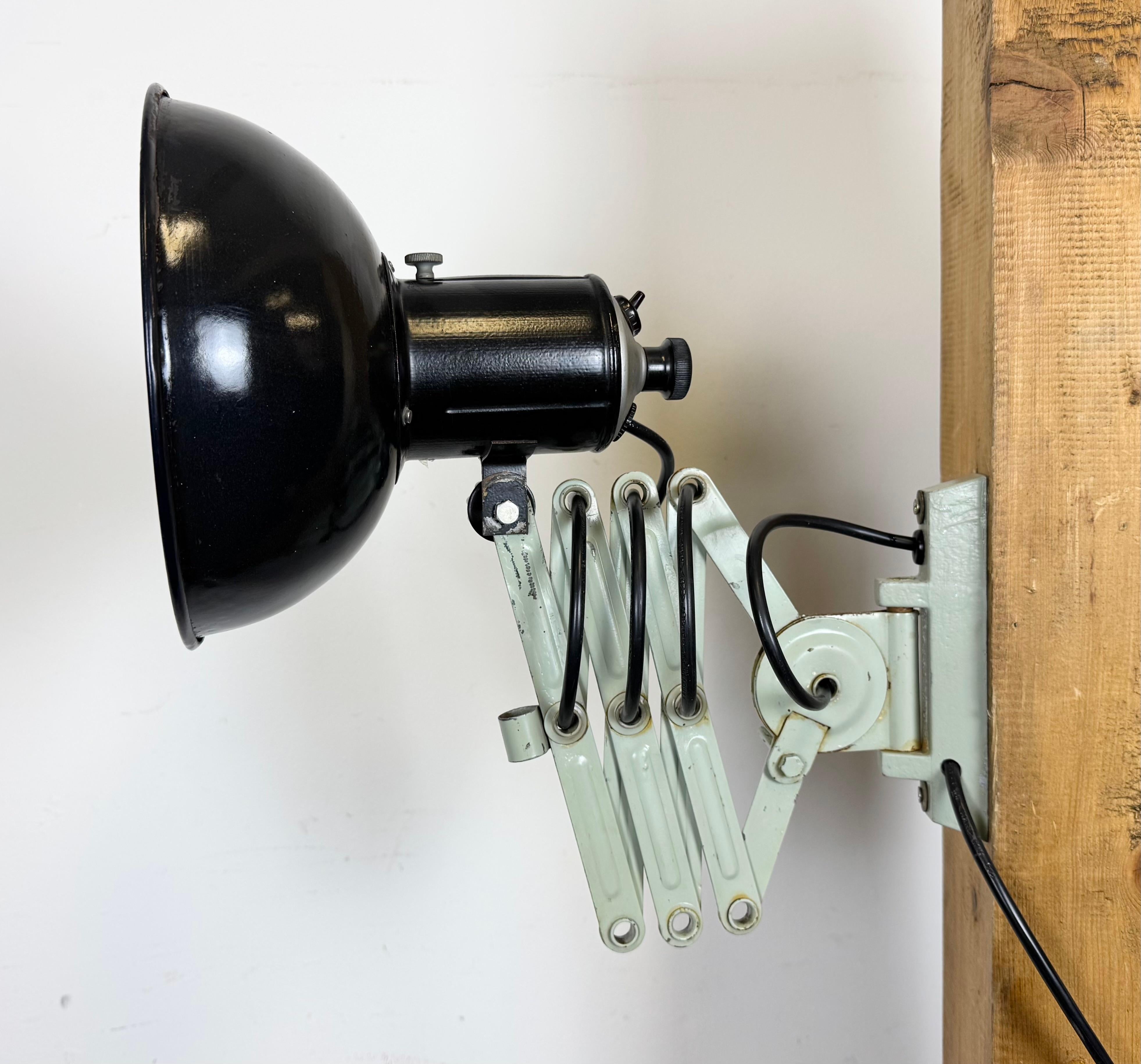 Lampe murale industrielle à ciseau en émail noir, années 1950 Bon état - En vente à Kojetice, CZ