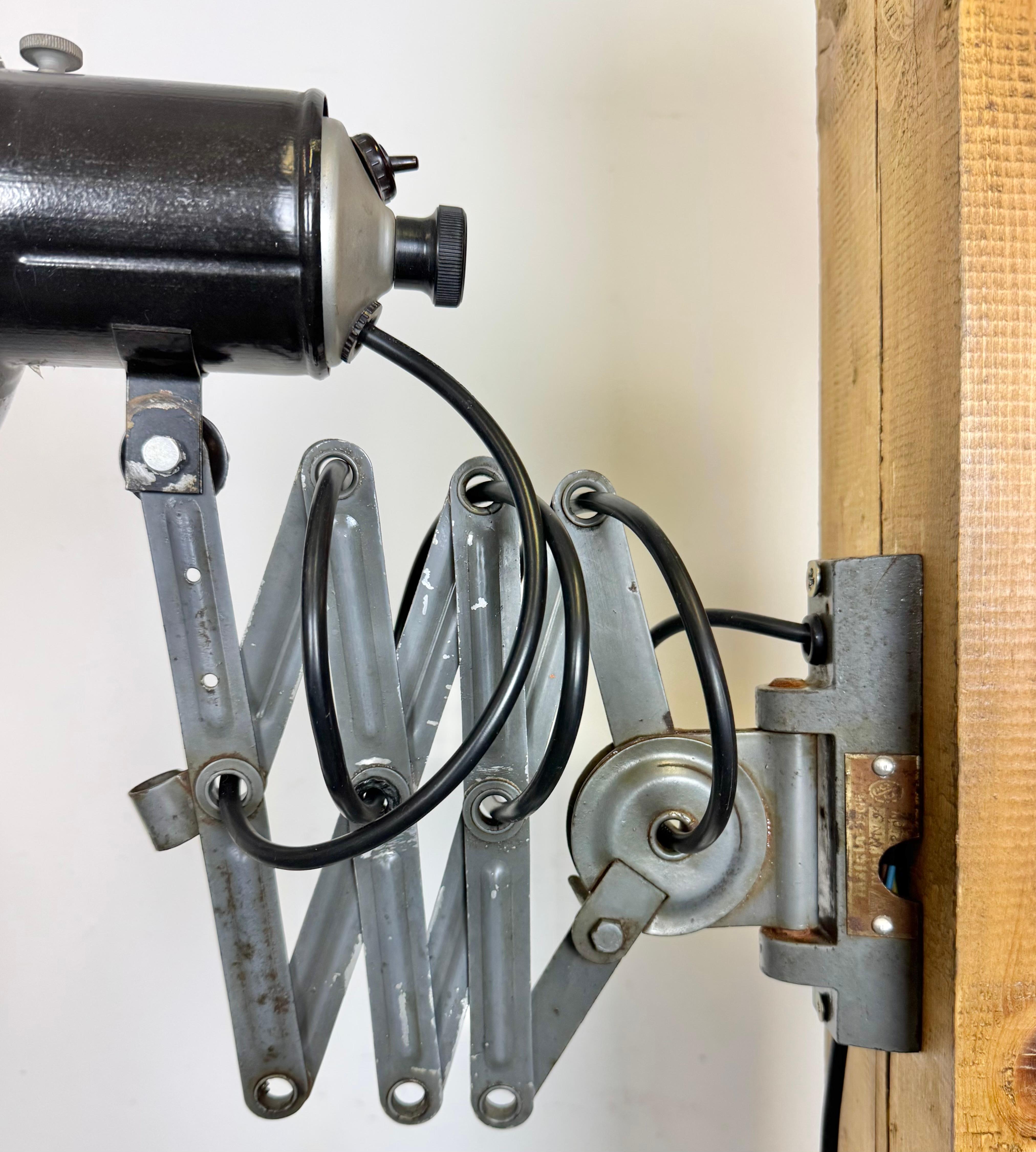 Lampe murale industrielle à ciseau en émail noir, années 1950 Bon état - En vente à Kojetice, CZ