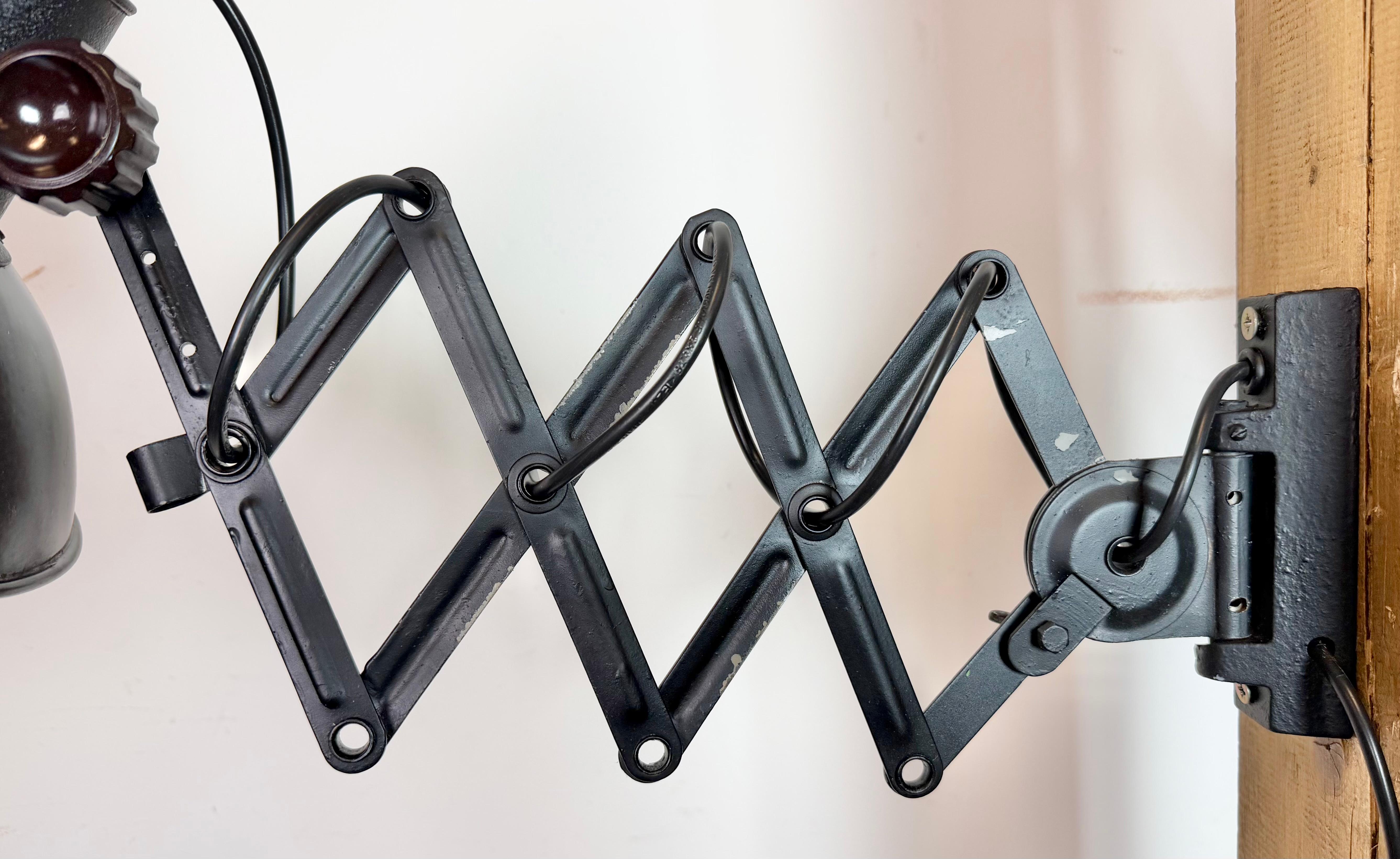 Lámpara de pared industrial de tijera de esmalte negro, años 50 en Bueno estado para la venta en Kojetice, CZ