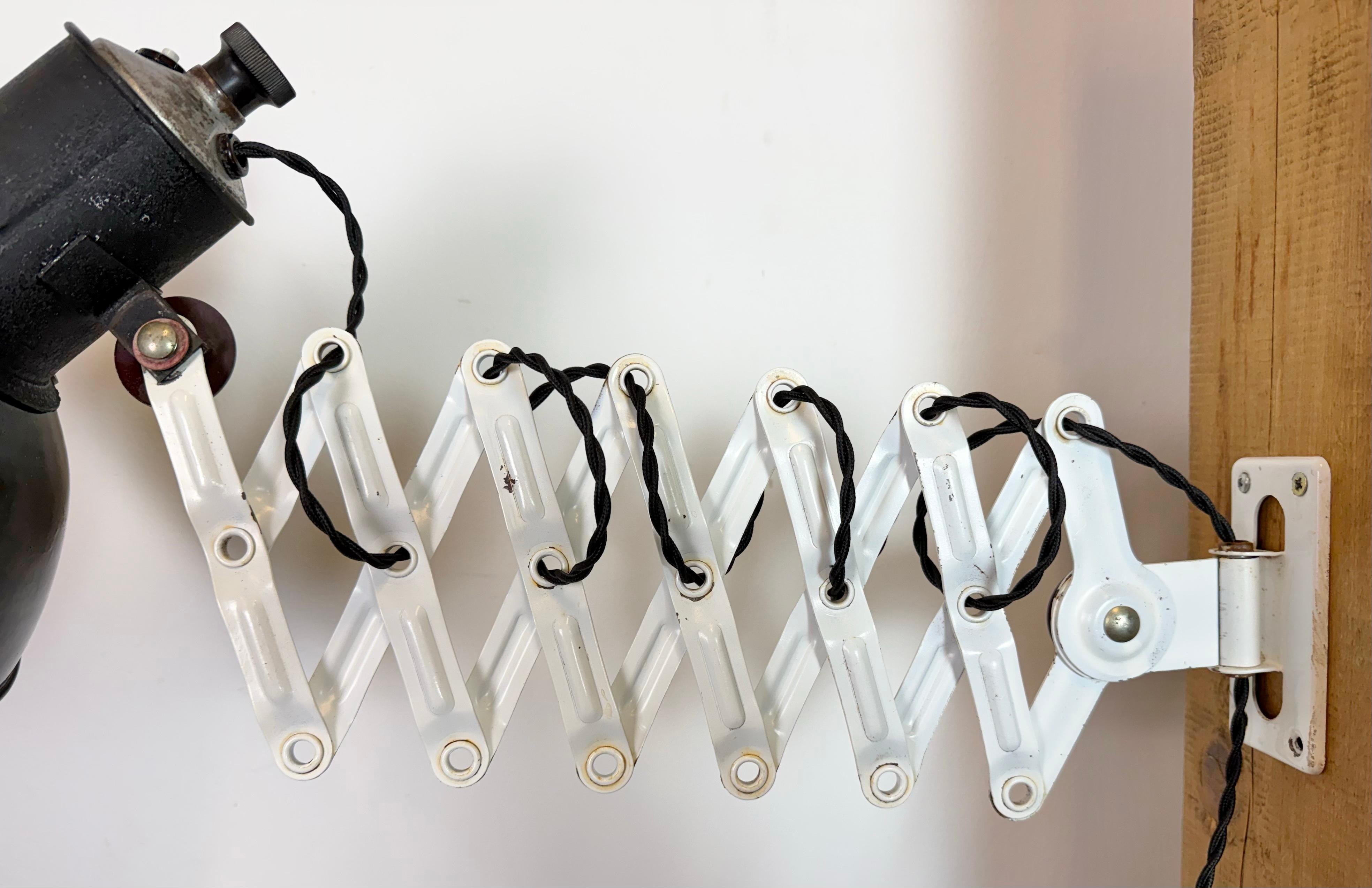 Lámpara de pared industrial de tijera de esmalte negro, años 1950 en Bueno estado para la venta en Kojetice, CZ