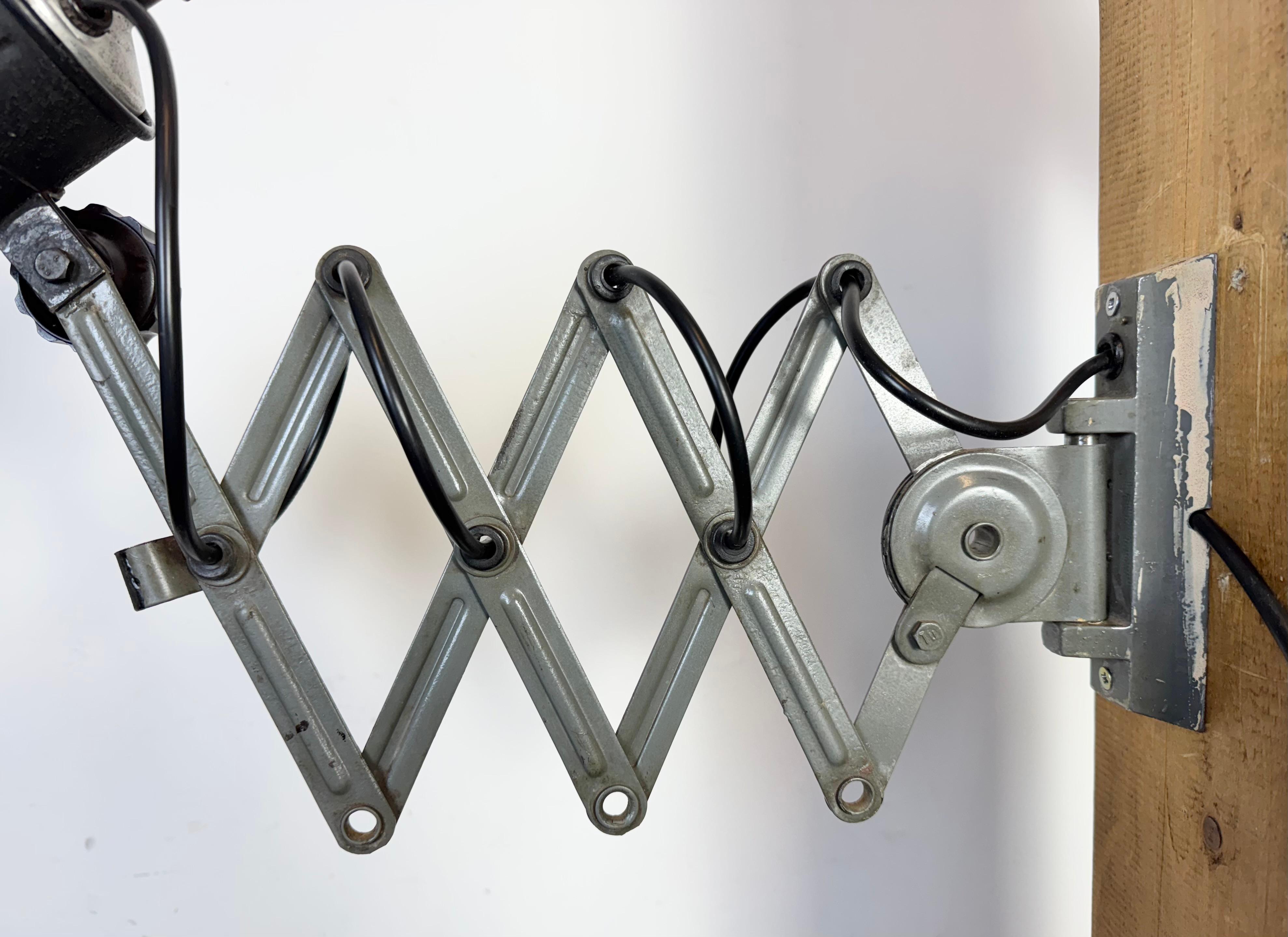 20ième siècle Lampe murale industrielle à ciseau en émail noir, années 1950 en vente
