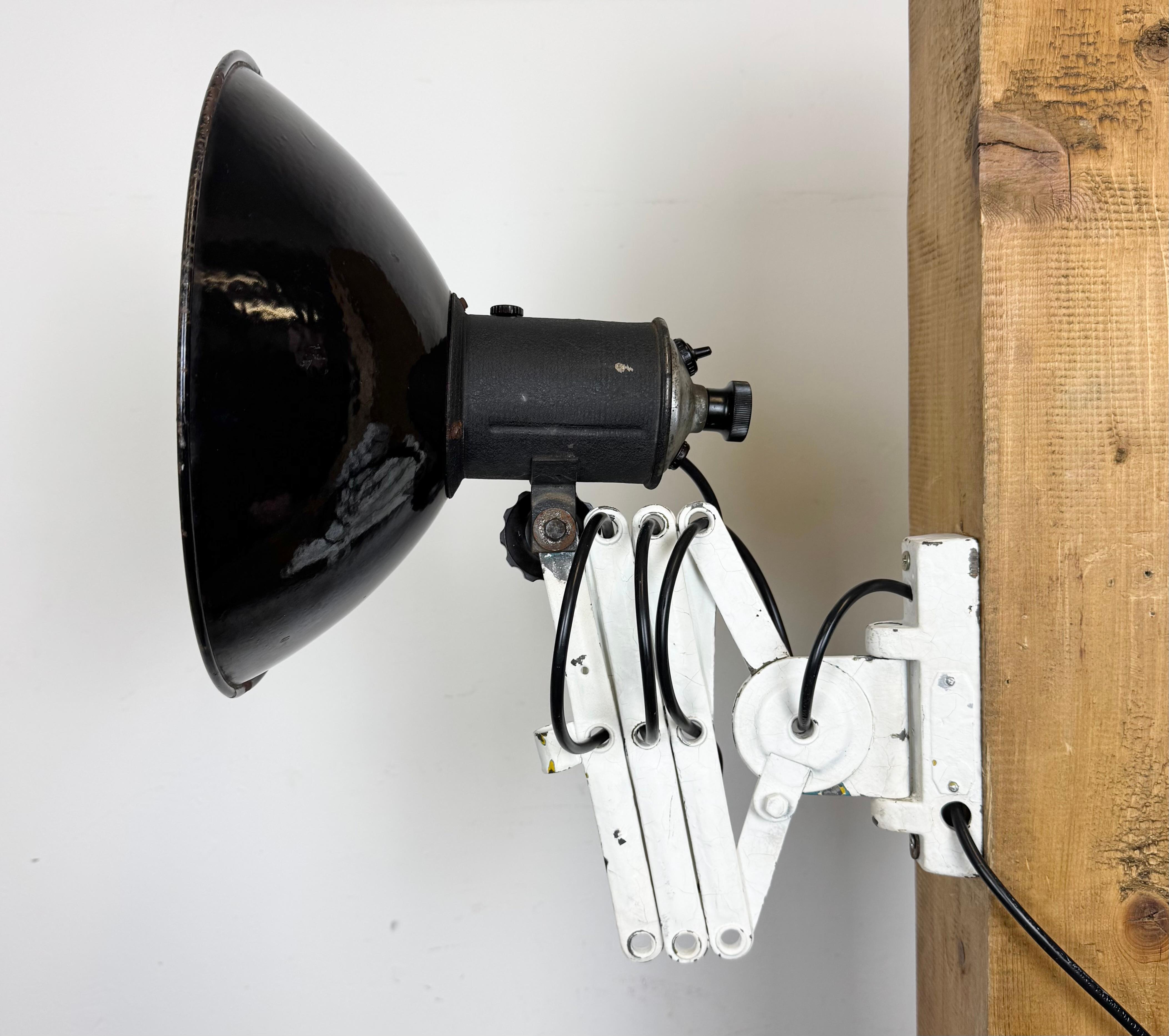 20ième siècle Lampe murale industrielle à ciseau en émail noir, années 1950 en vente