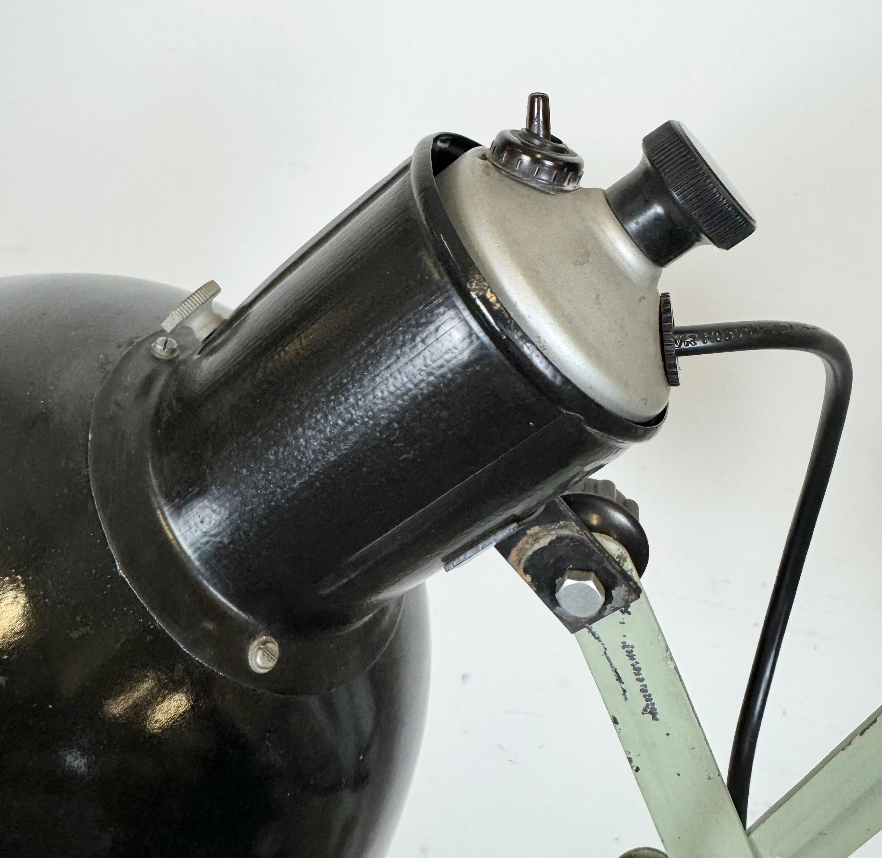 20ième siècle Lampe murale industrielle à ciseau en émail noir, années 1950 en vente