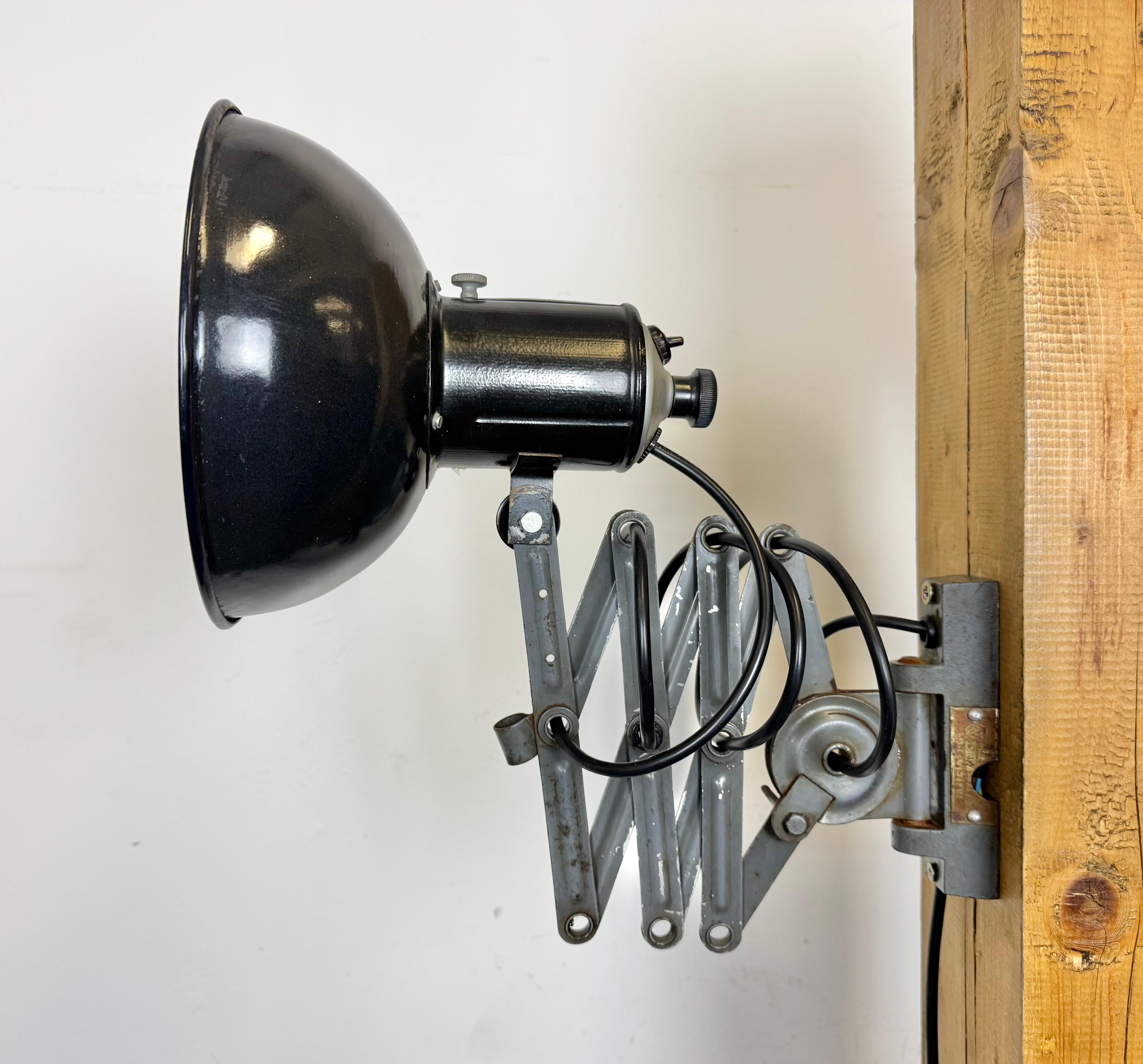 20ième siècle Lampe murale industrielle à ciseau en émail noir, années 1950 en vente