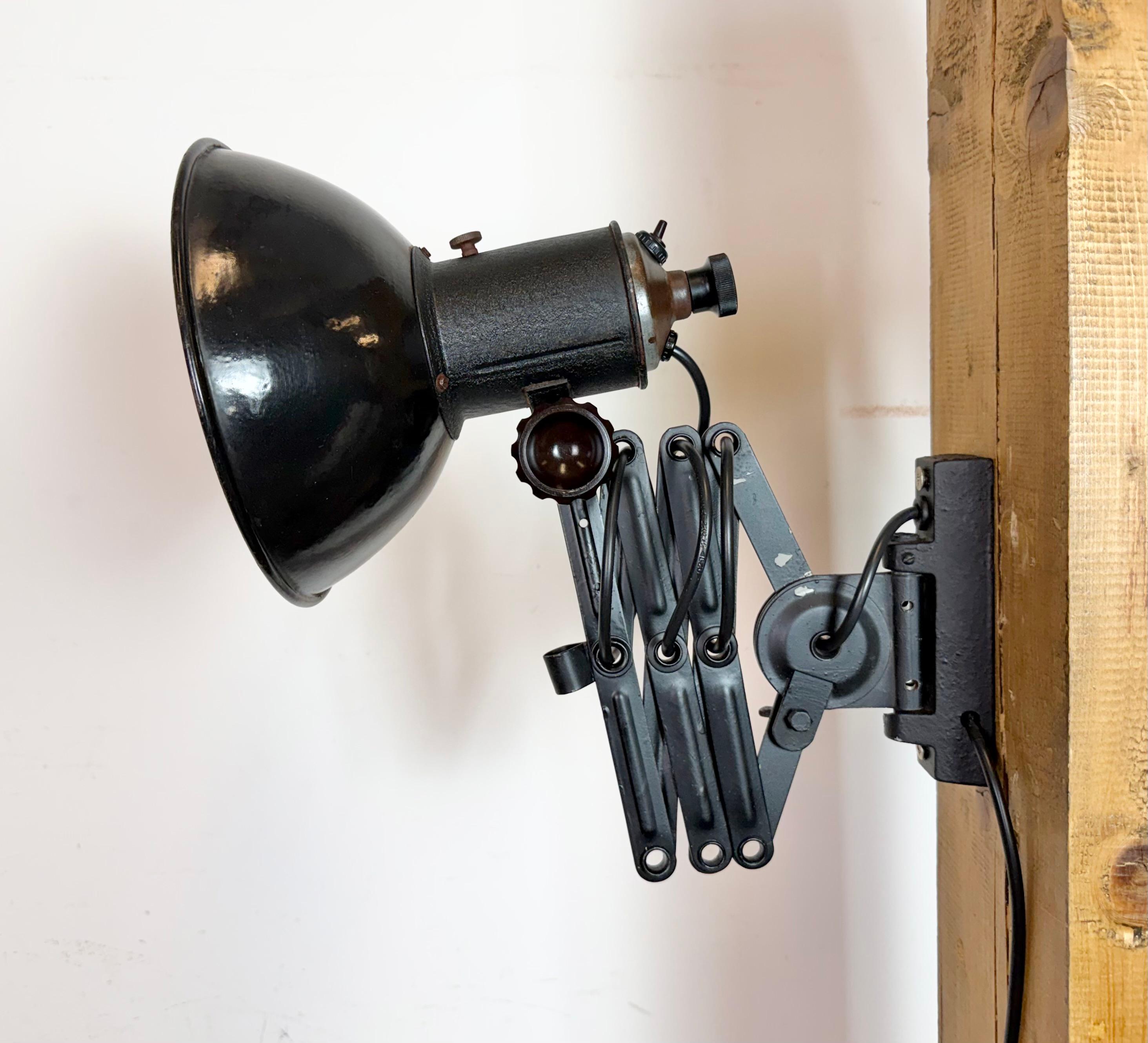 Lámpara de pared industrial de tijera de esmalte negro, años 50 siglo XX en venta