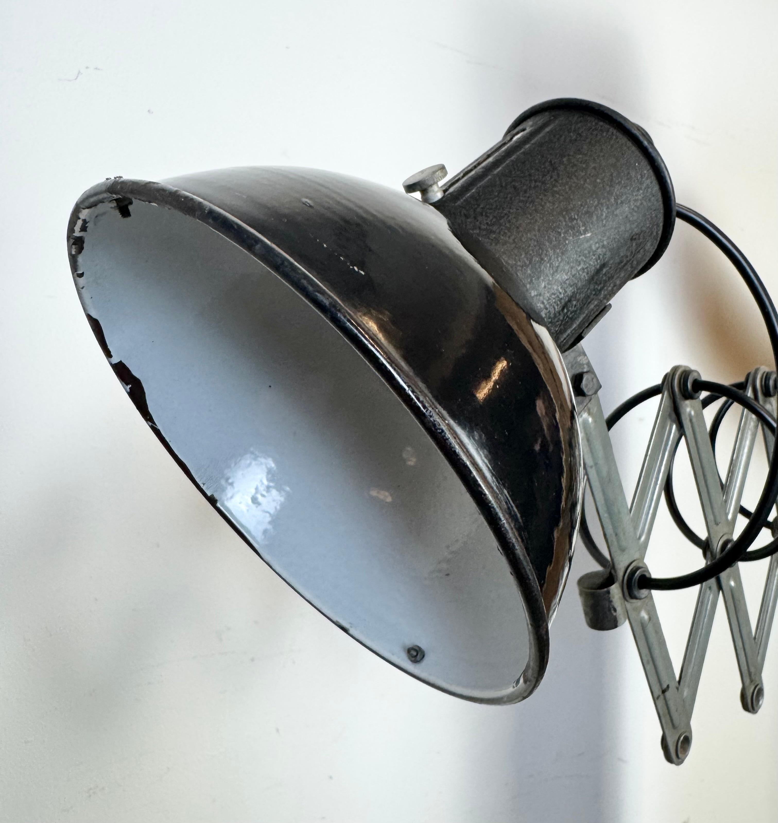 Émail Lampe murale industrielle à ciseau en émail noir, années 1950 en vente