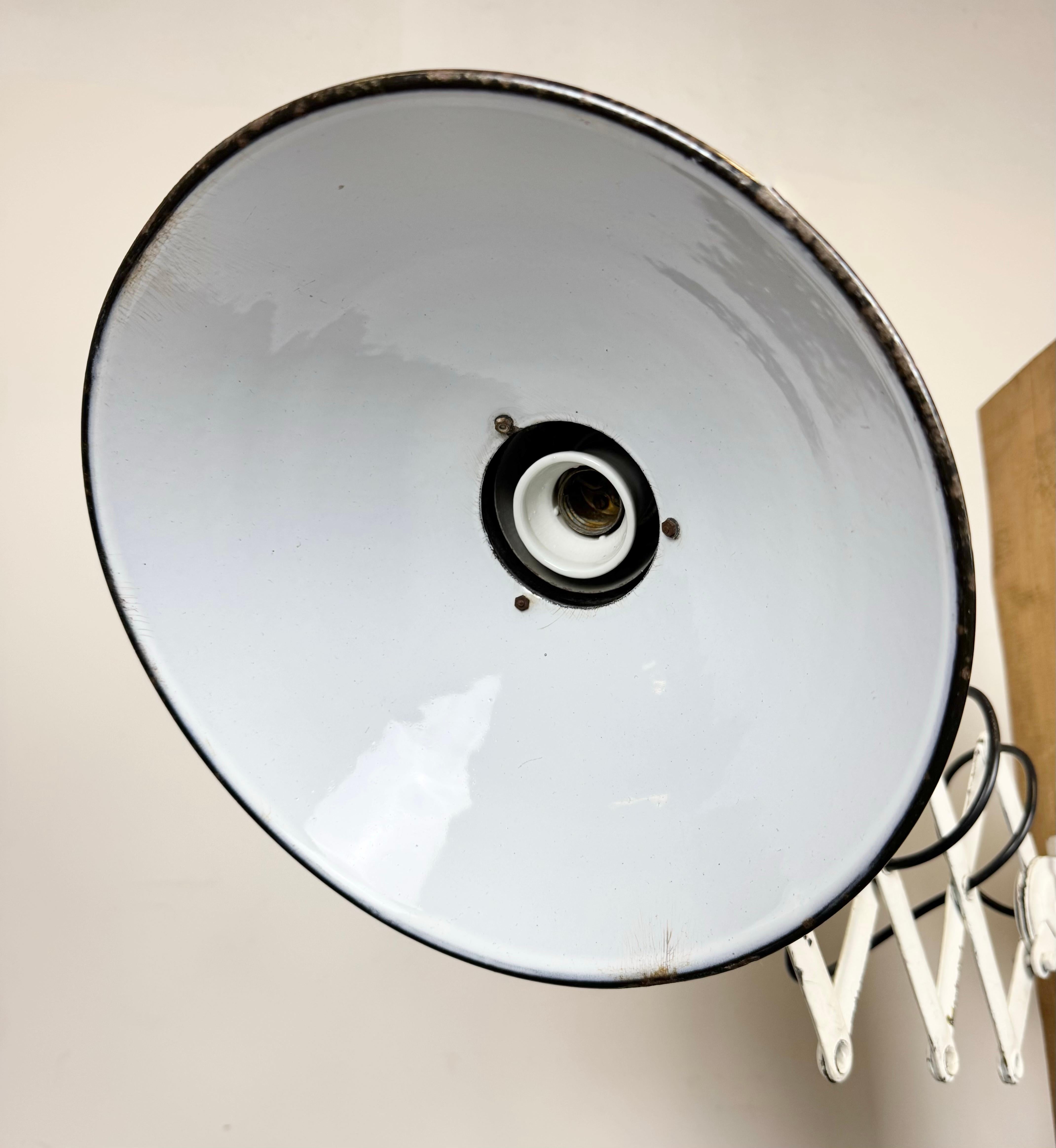 Émail Lampe murale industrielle à ciseau en émail noir, années 1950 en vente