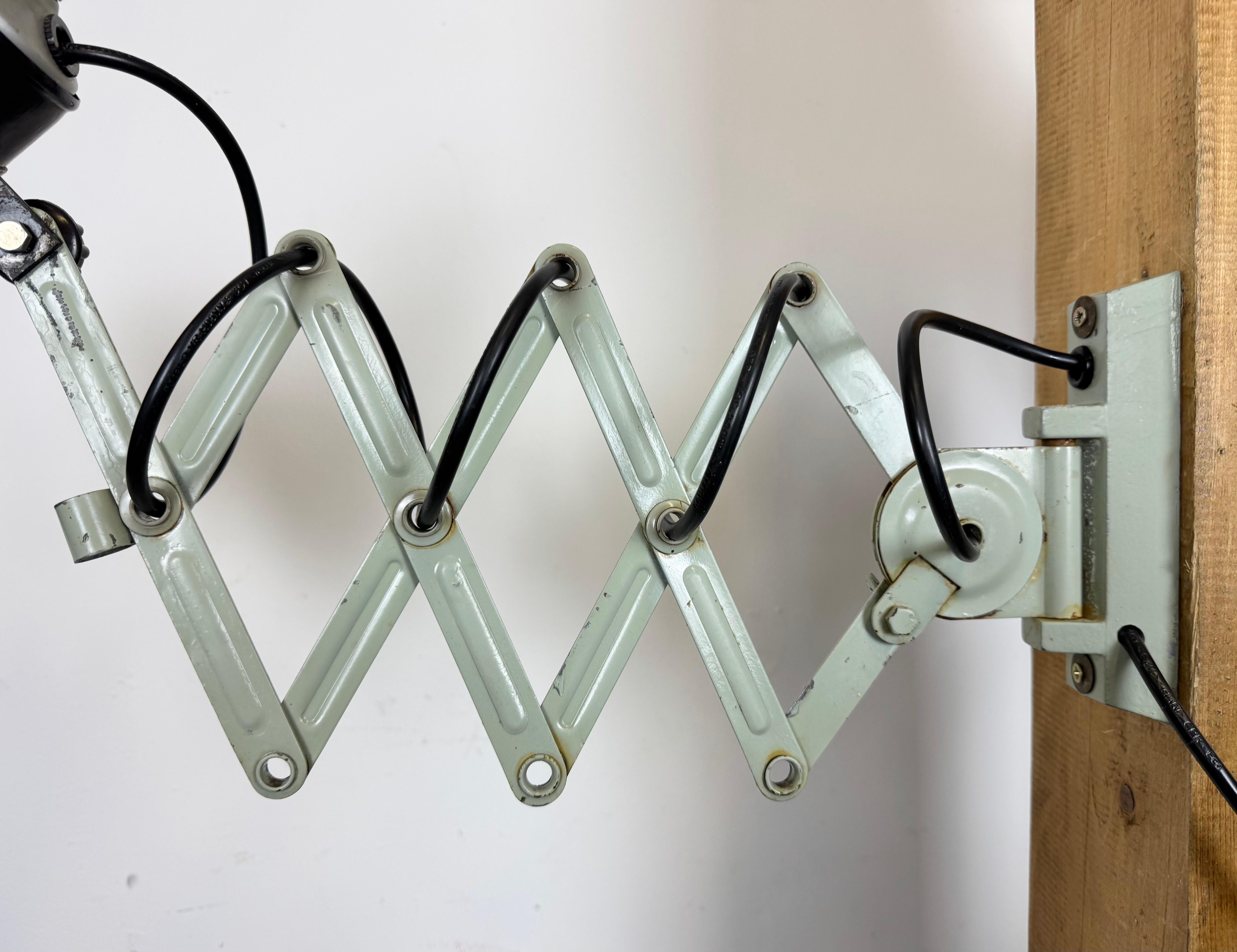 Émail Lampe murale industrielle à ciseau en émail noir, années 1950 en vente