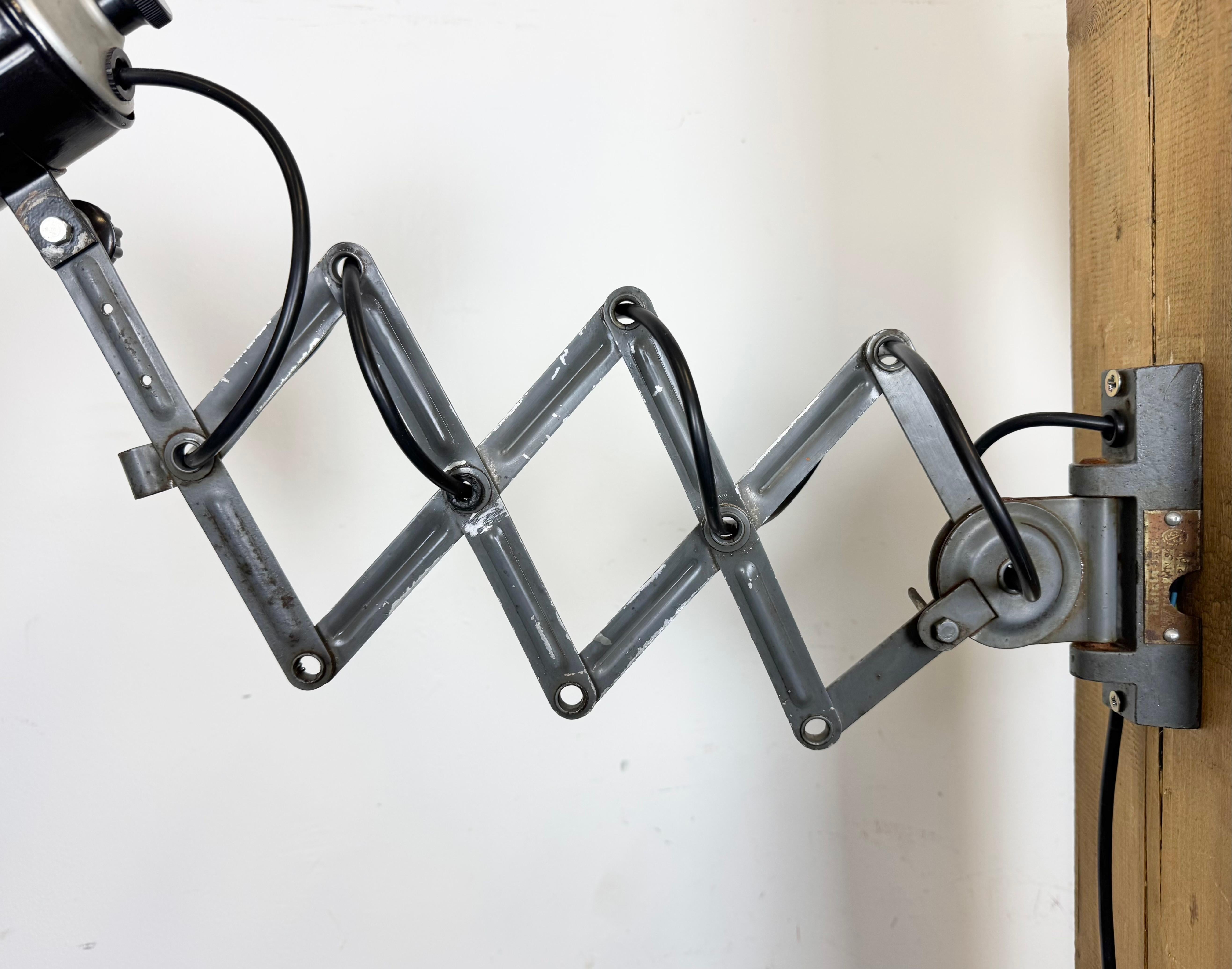 Émail Lampe murale industrielle à ciseau en émail noir, années 1950 en vente