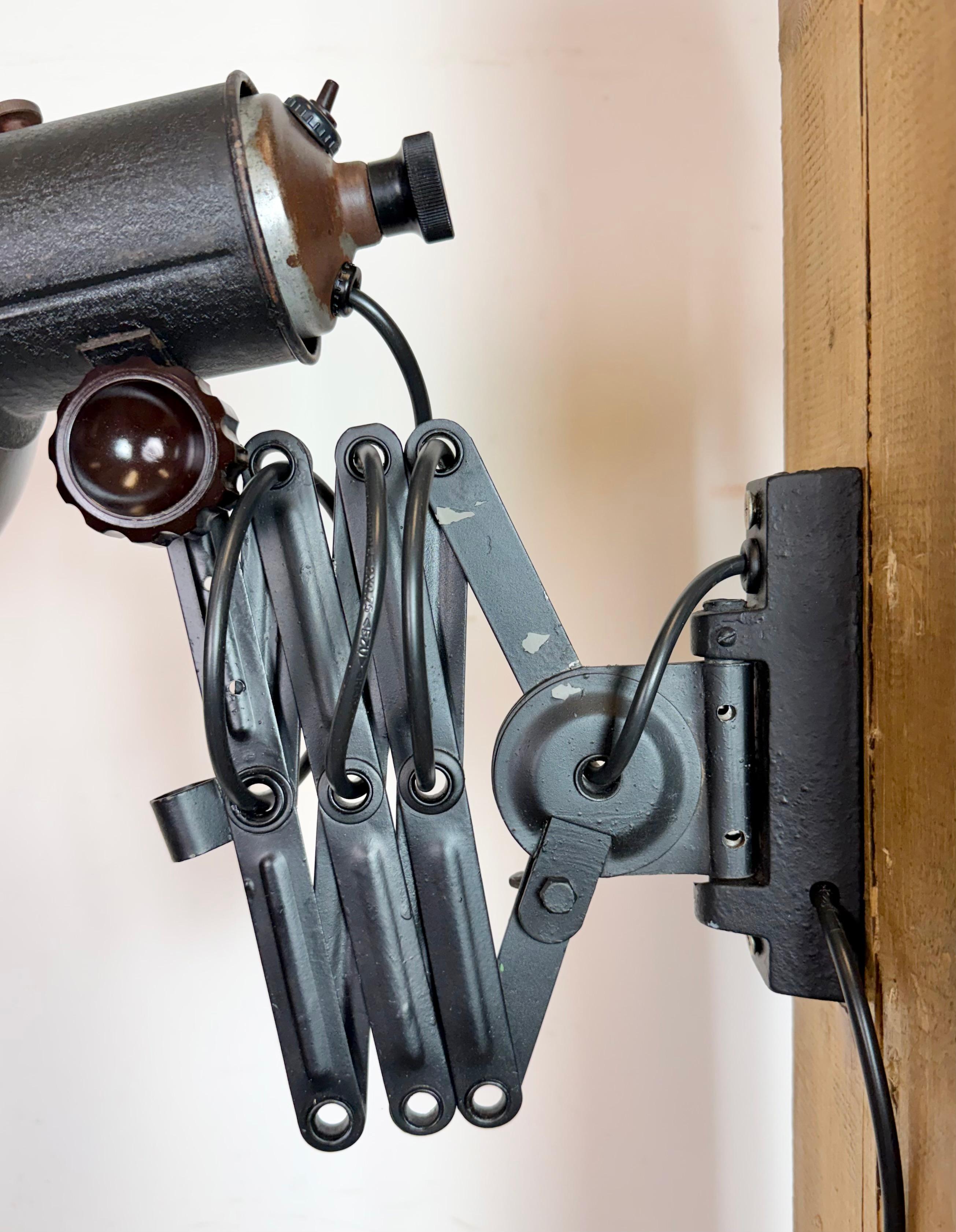 Lámpara de pared industrial de tijera de esmalte negro, años 50 Esmalte en venta