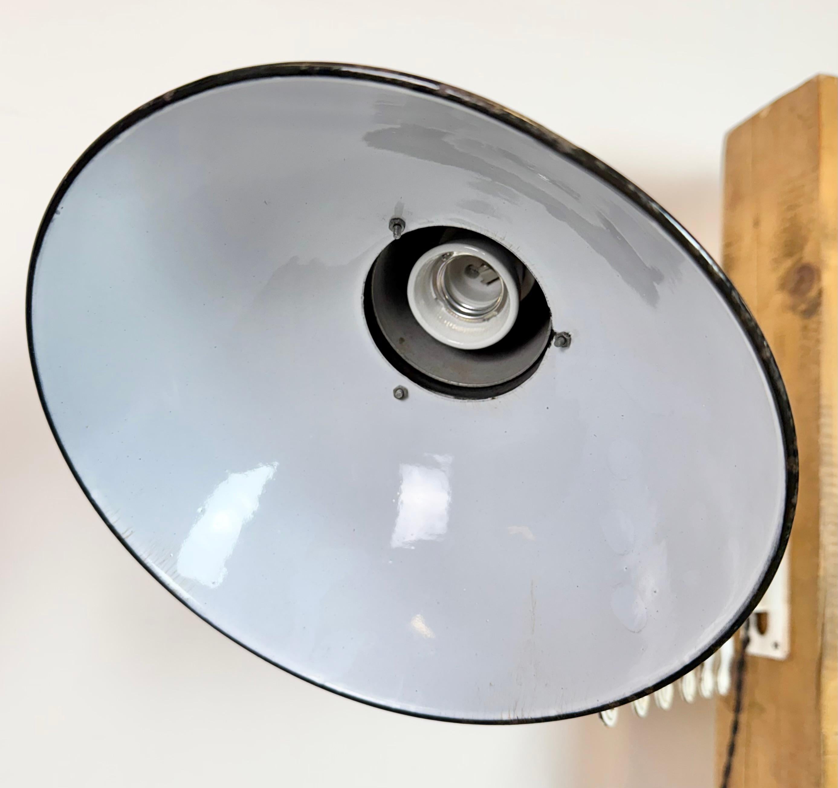 Lámpara de pared industrial de tijera de esmalte negro, años 1950 Esmalte en venta