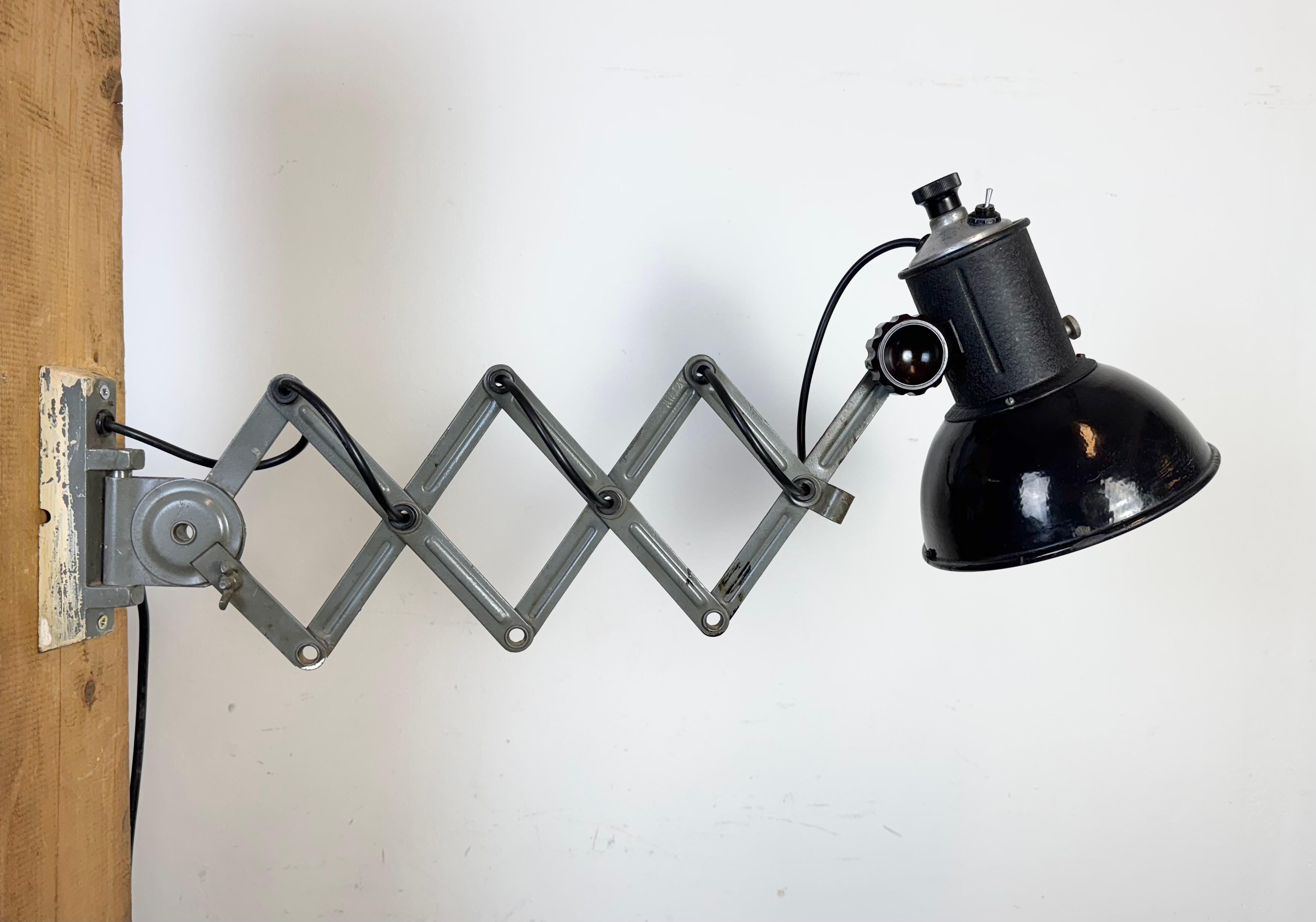 Lampe murale industrielle à ciseau en émail noir, années 1950 en vente 1