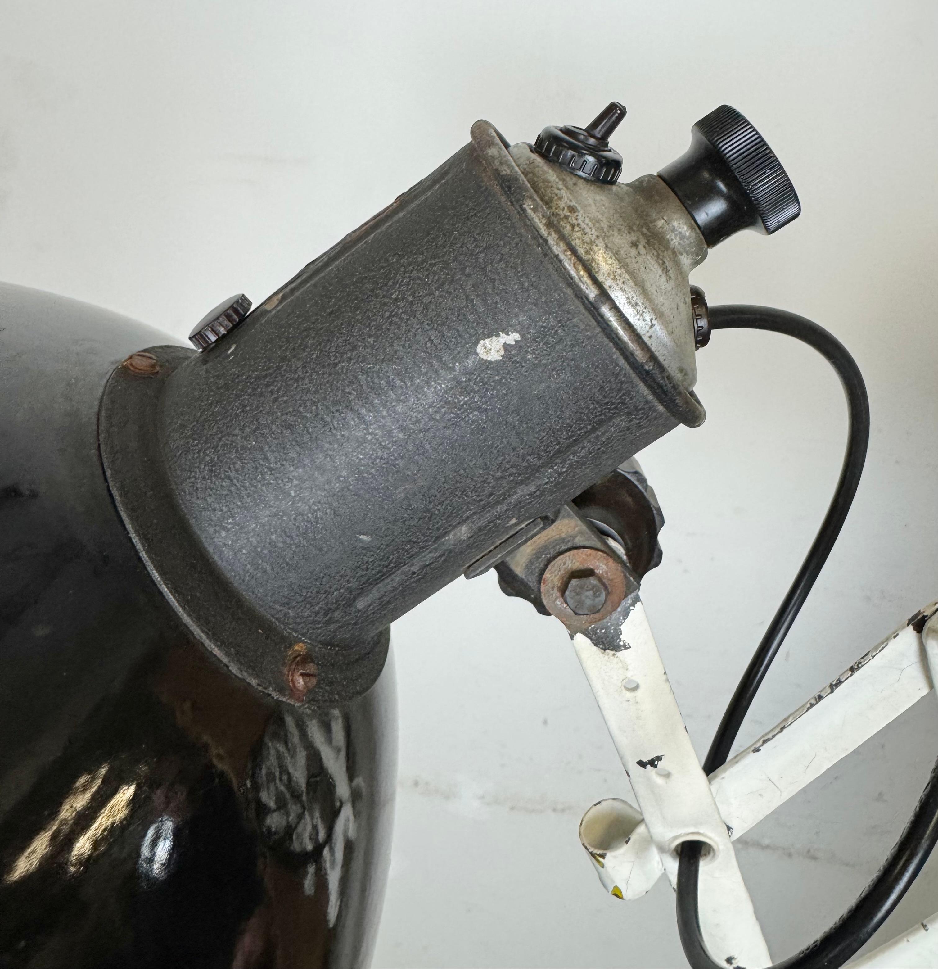 Lampe murale industrielle à ciseau en émail noir, années 1950 en vente 1