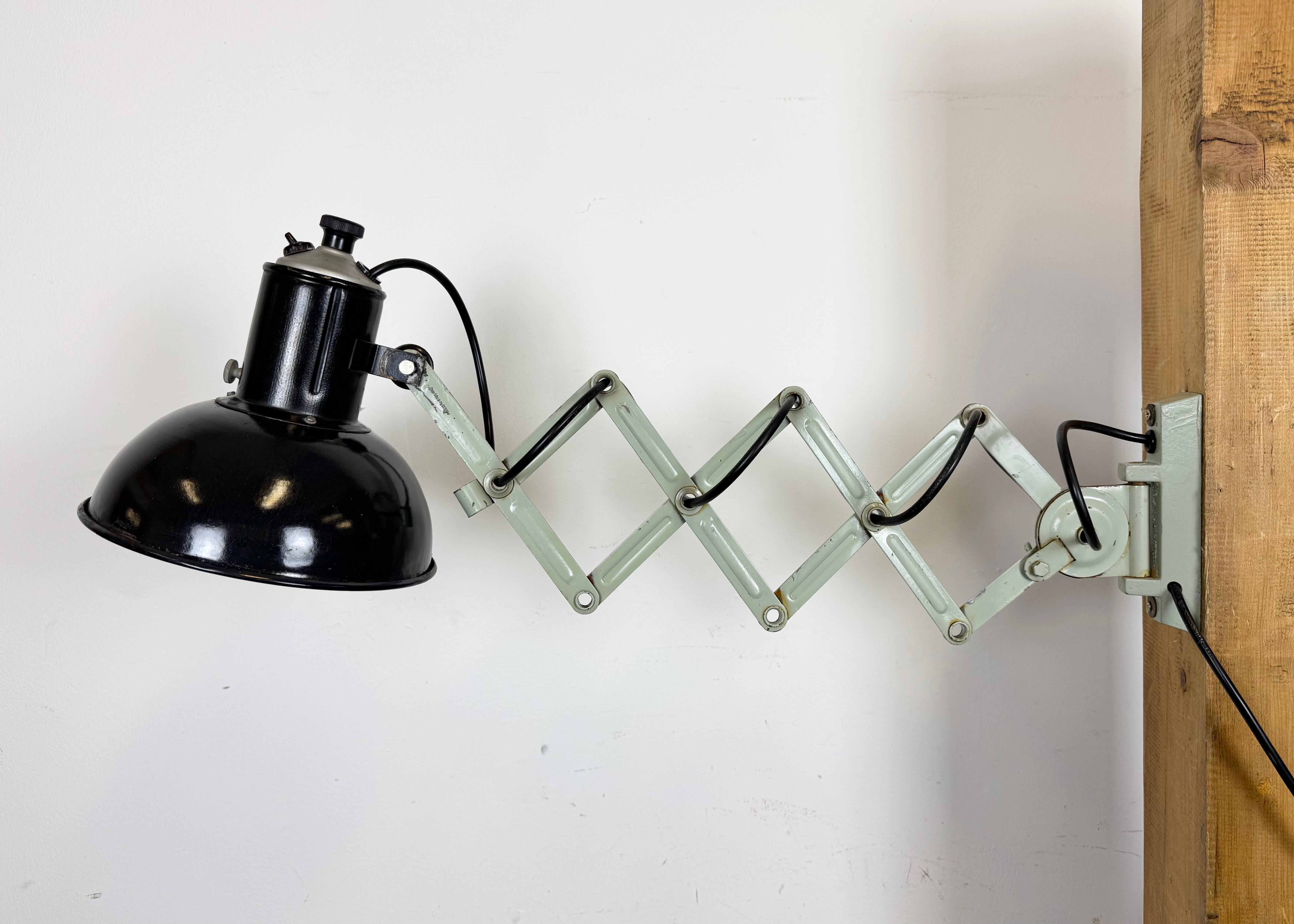 Lampe murale industrielle à ciseau en émail noir, années 1950 en vente 1