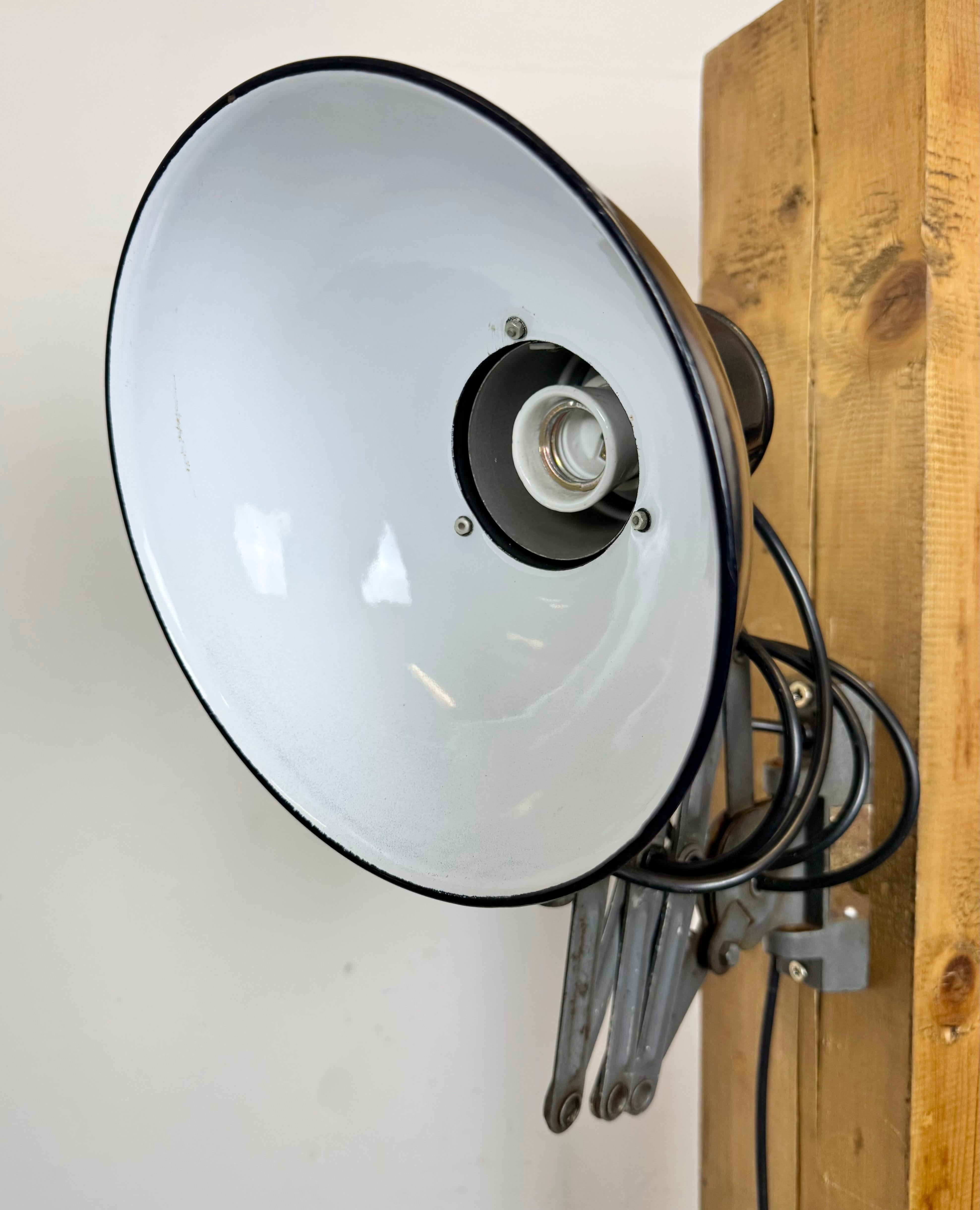 Lampe murale industrielle à ciseau en émail noir, années 1950 en vente 1