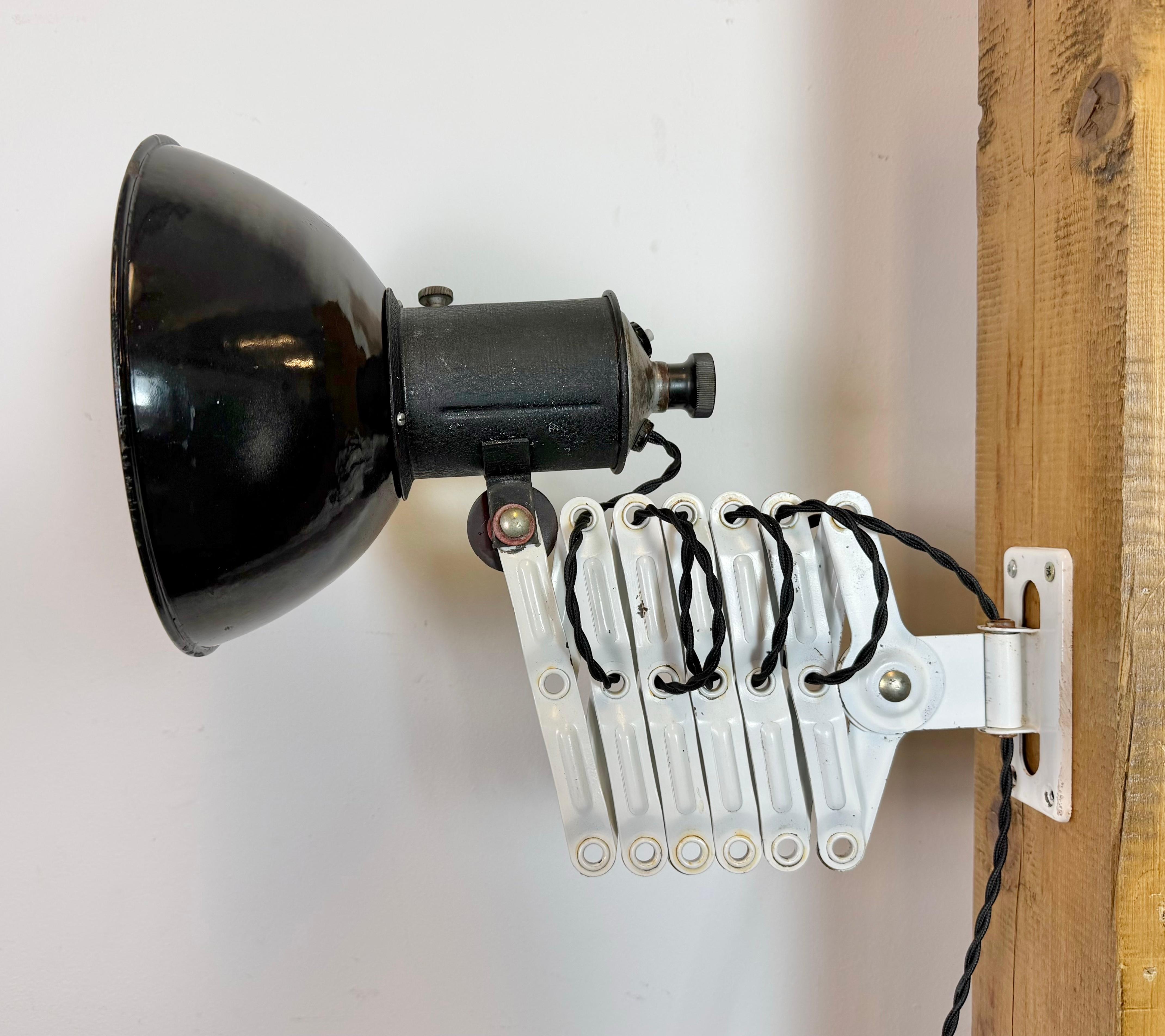 Lámpara de pared industrial de tijera de esmalte negro, años 1950 en venta 1