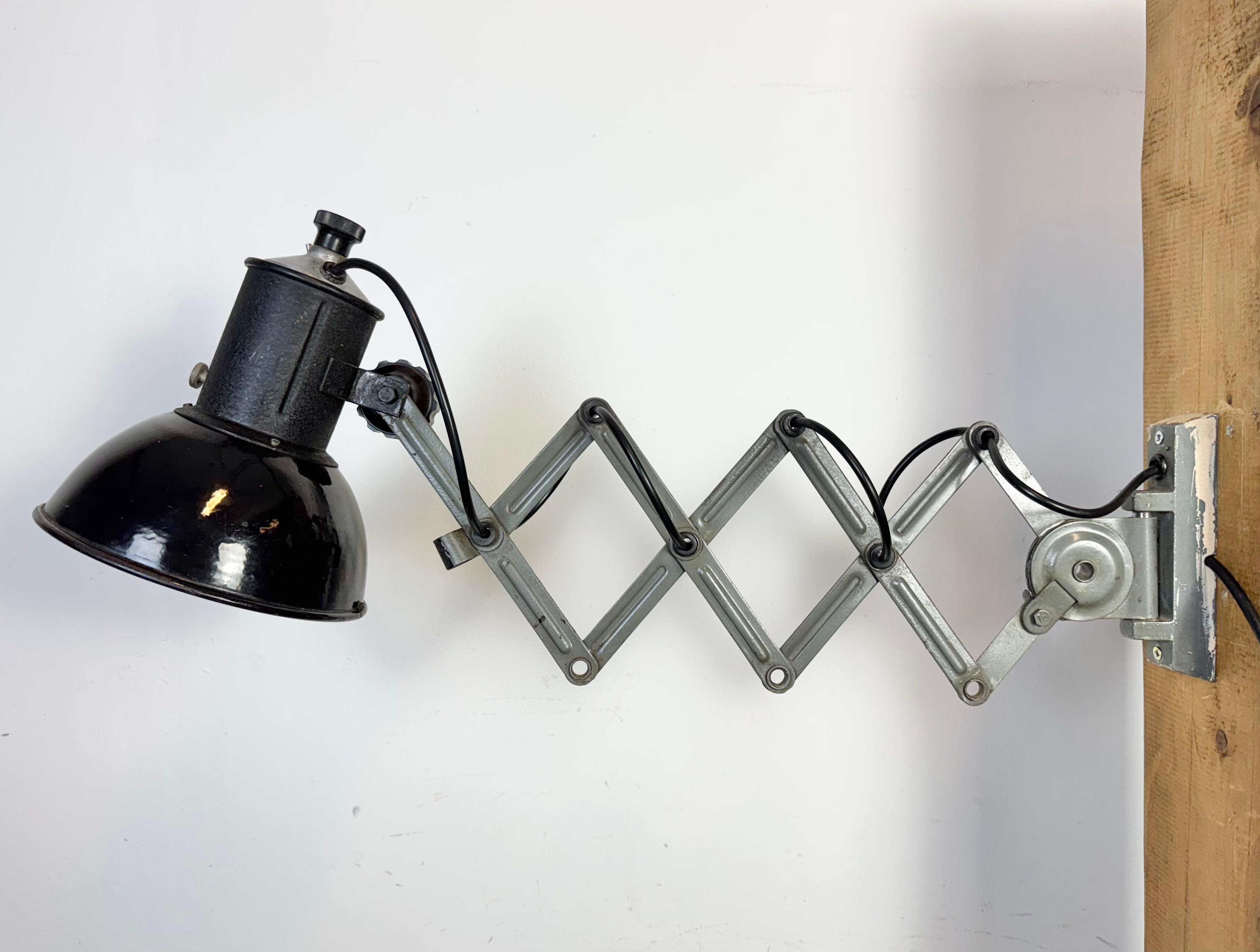 Lampe murale industrielle à ciseau en émail noir, années 1950 en vente 2