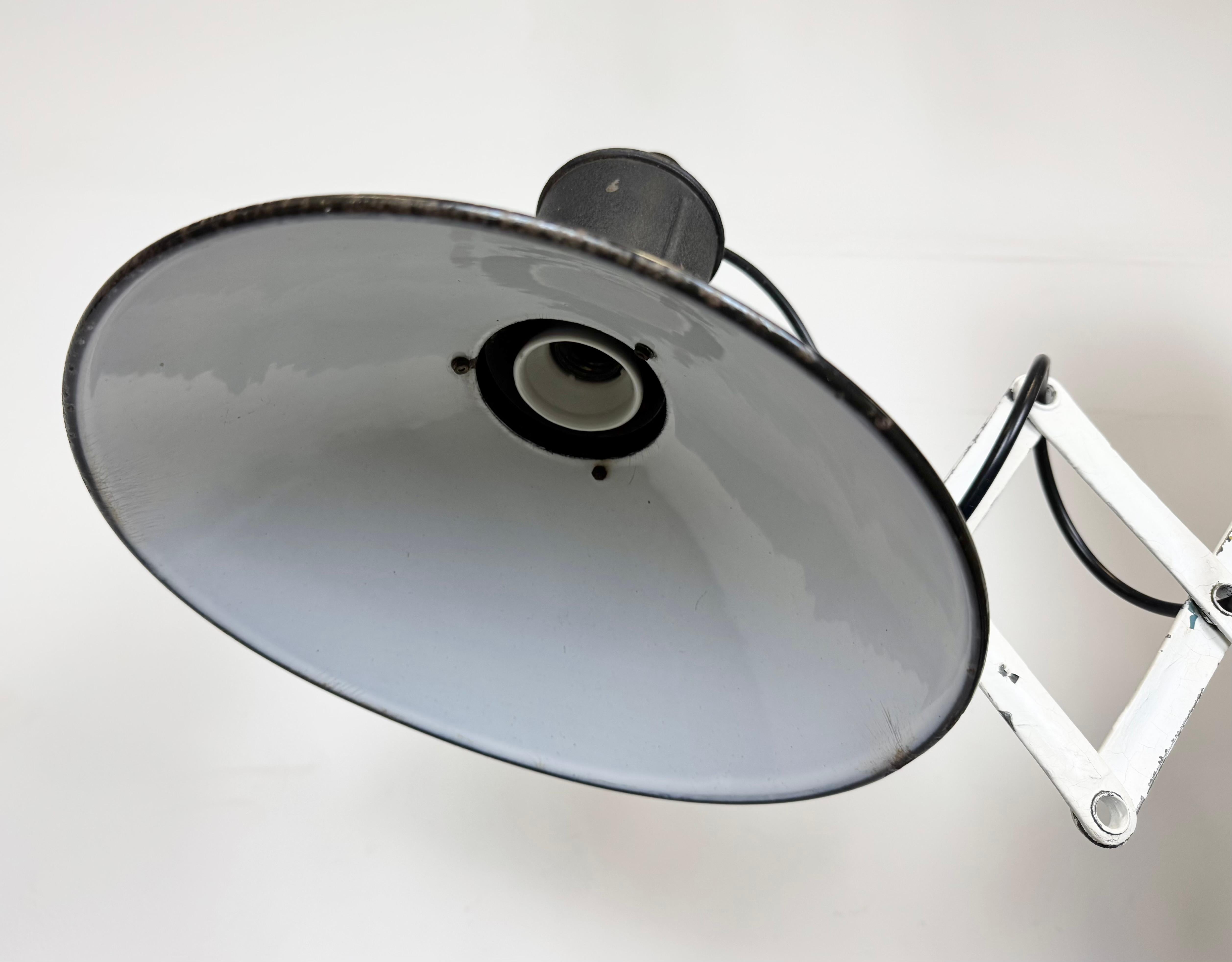 Lampe murale industrielle à ciseau en émail noir, années 1950 en vente 2