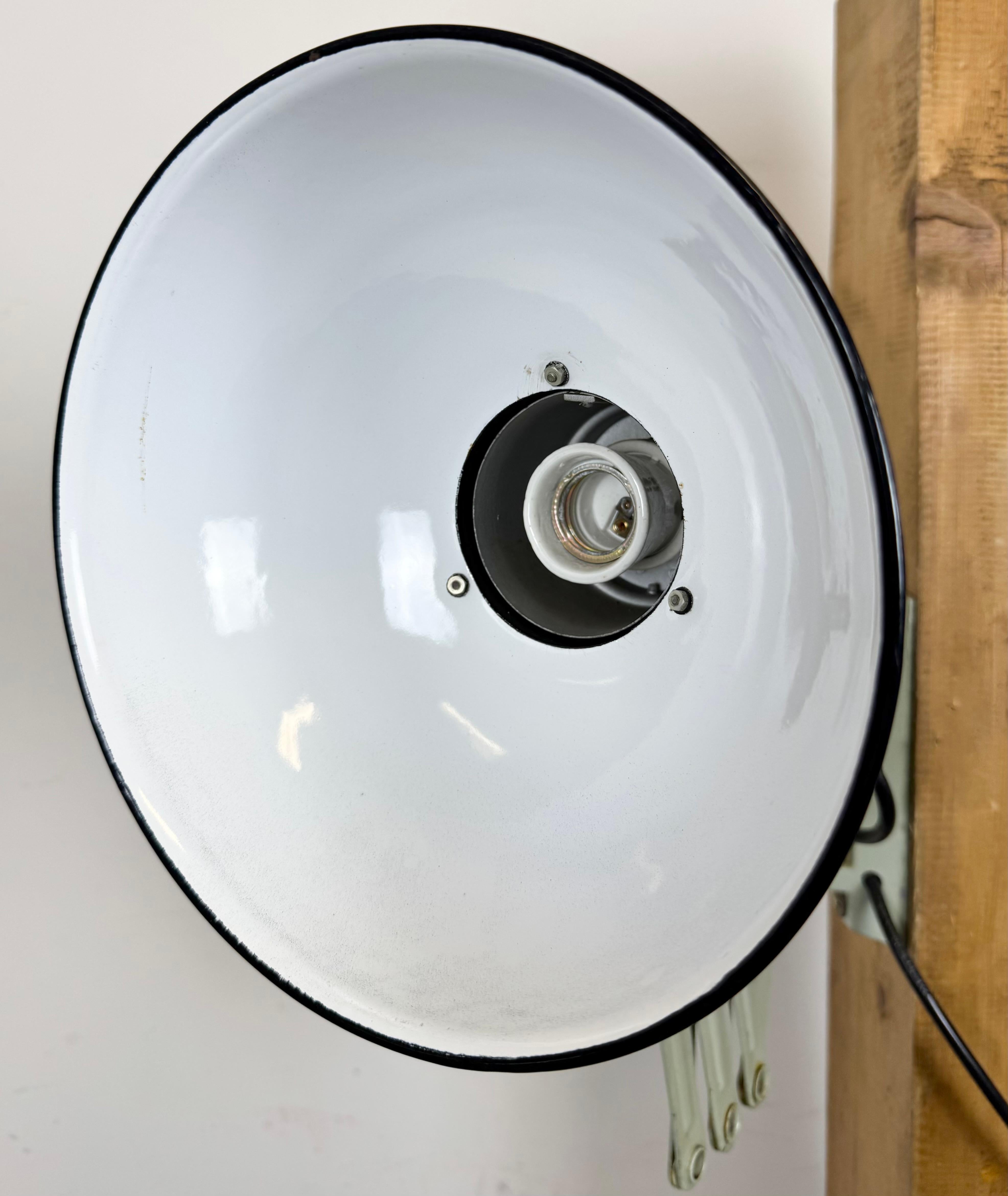 Lampe murale industrielle à ciseau en émail noir, années 1950 en vente 2
