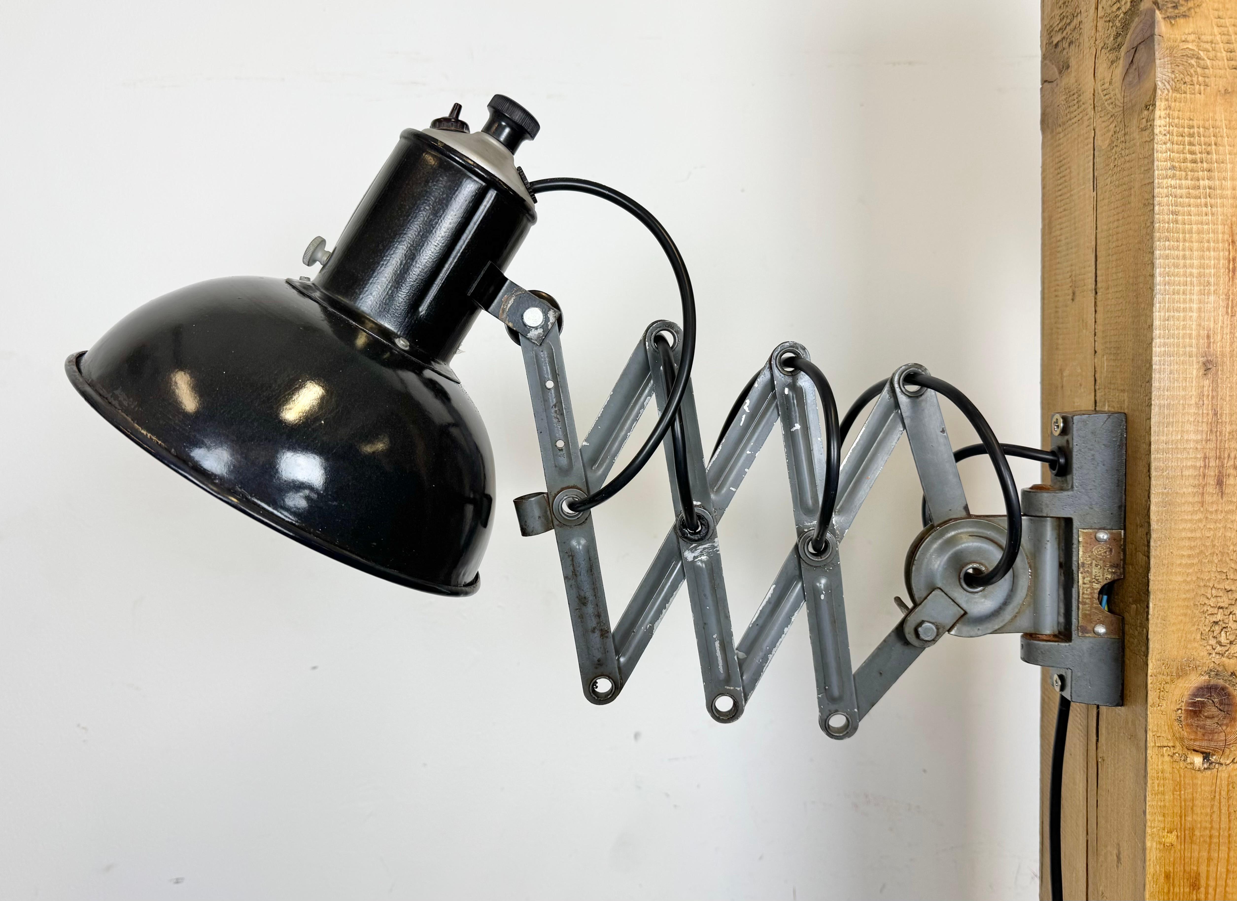 Lampe murale industrielle à ciseau en émail noir, années 1950 en vente 2