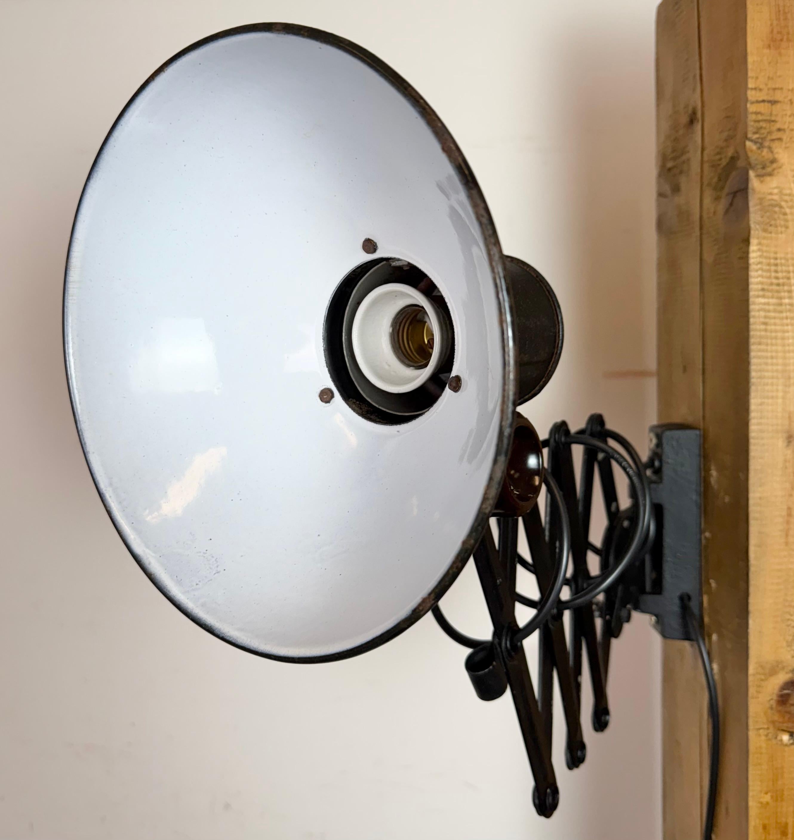 Lámpara de pared industrial de tijera de esmalte negro, años 50 en venta 2