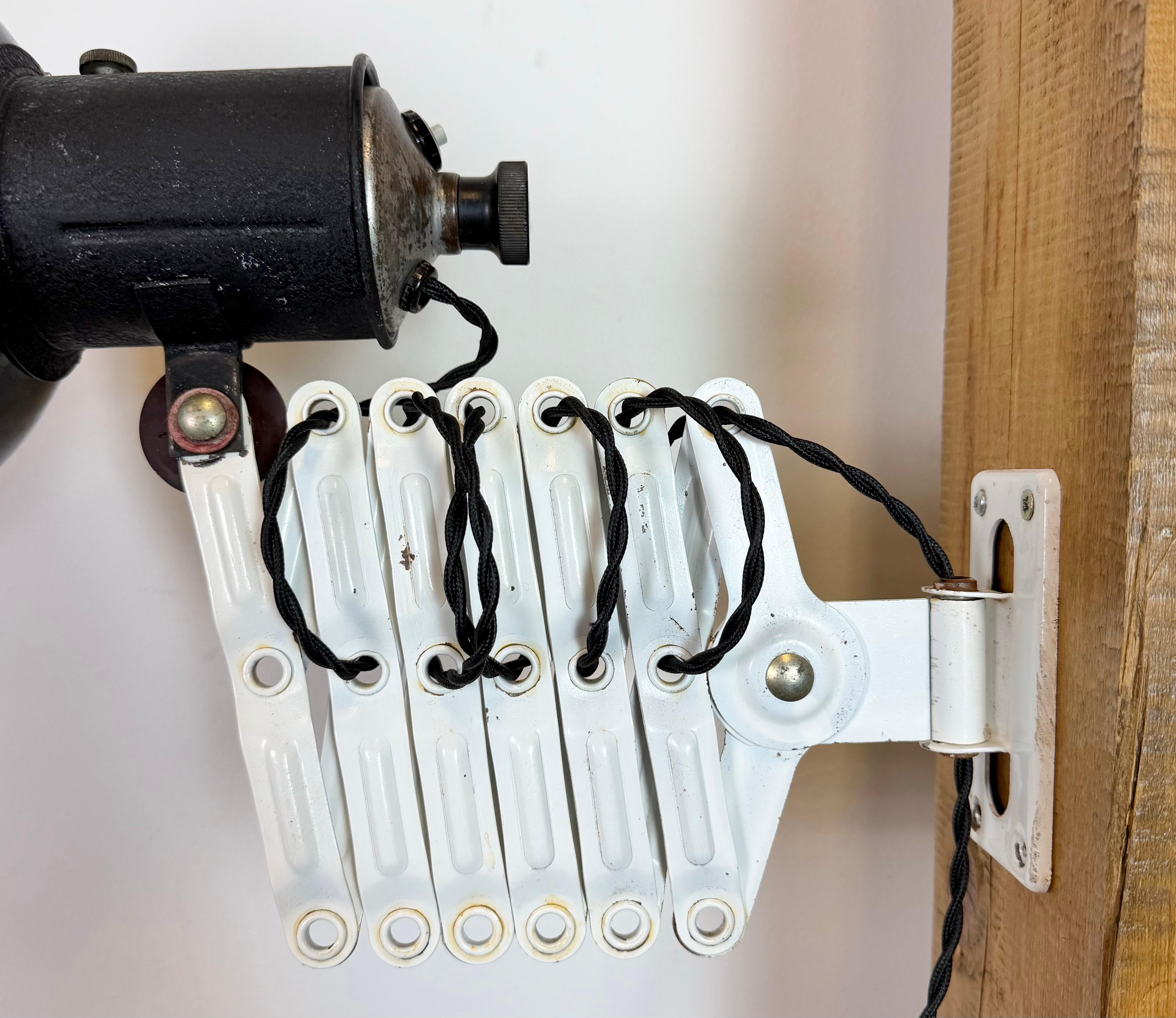 Lámpara de pared industrial de tijera de esmalte negro, años 1950 en venta 2