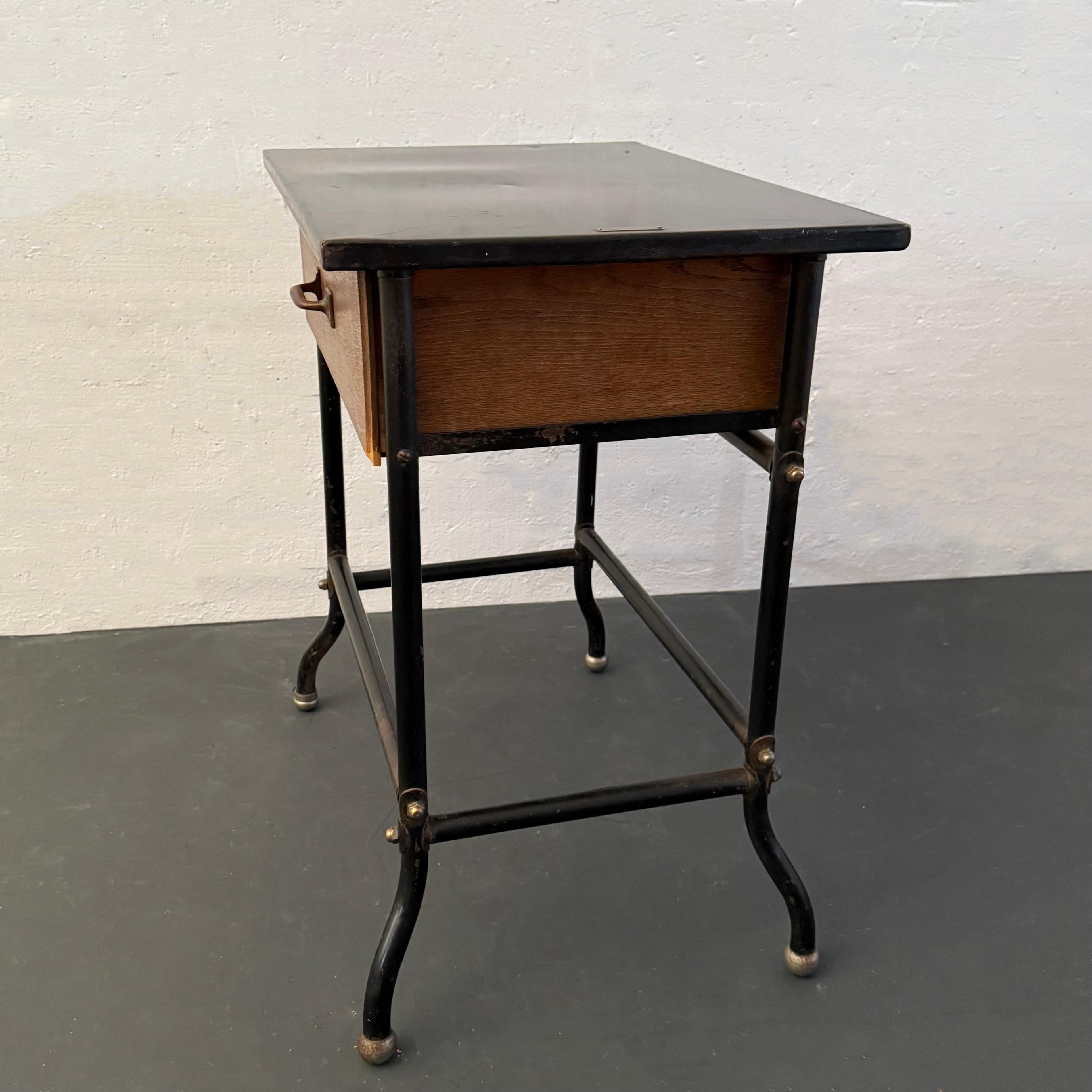 Americano Tavolo da lavoro industriale per la posta con piano in laminato nero in vendita