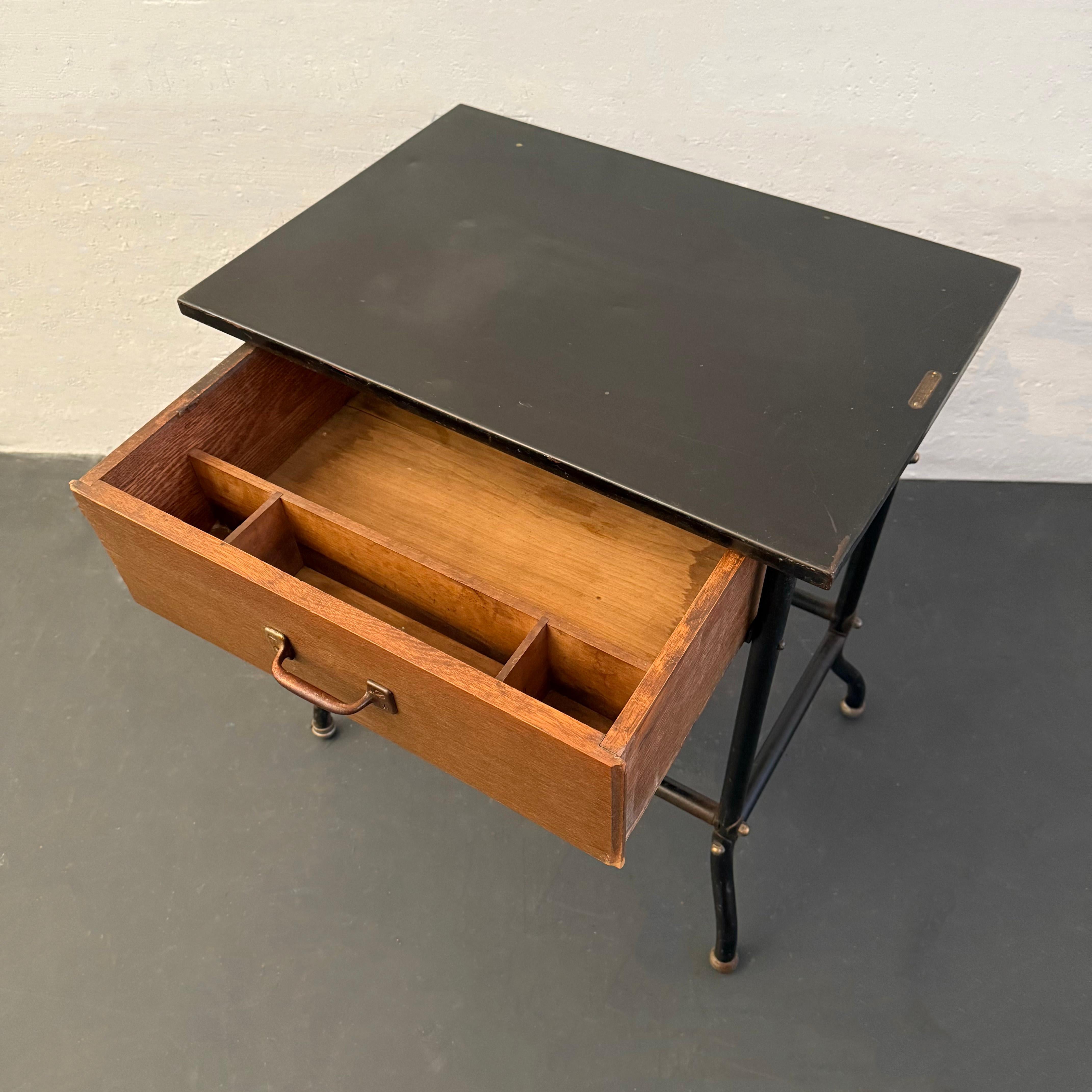 Tavolo da lavoro industriale per la posta con piano in laminato nero In condizioni buone in vendita a Brooklyn, NY