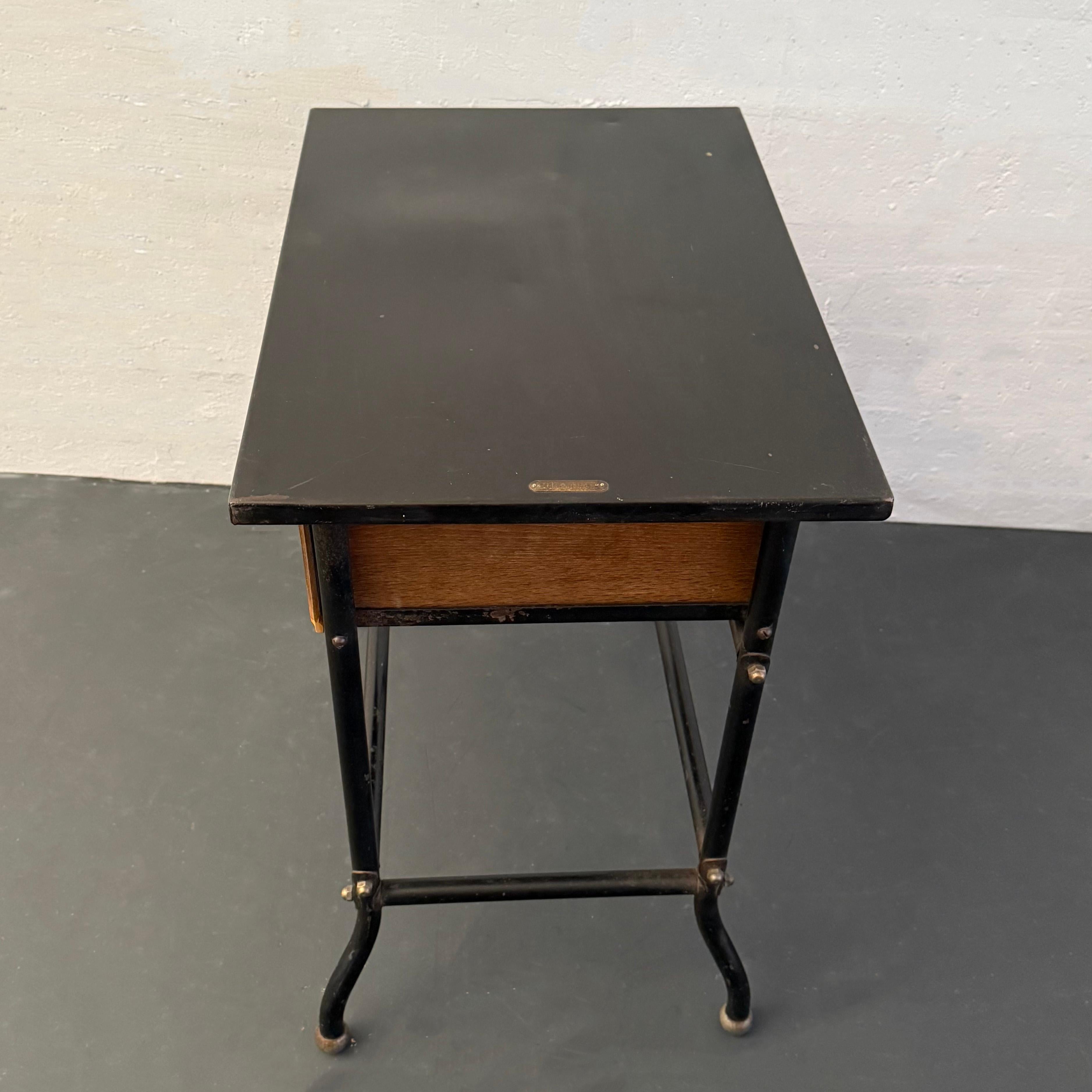 XX secolo Tavolo da lavoro industriale per la posta con piano in laminato nero in vendita