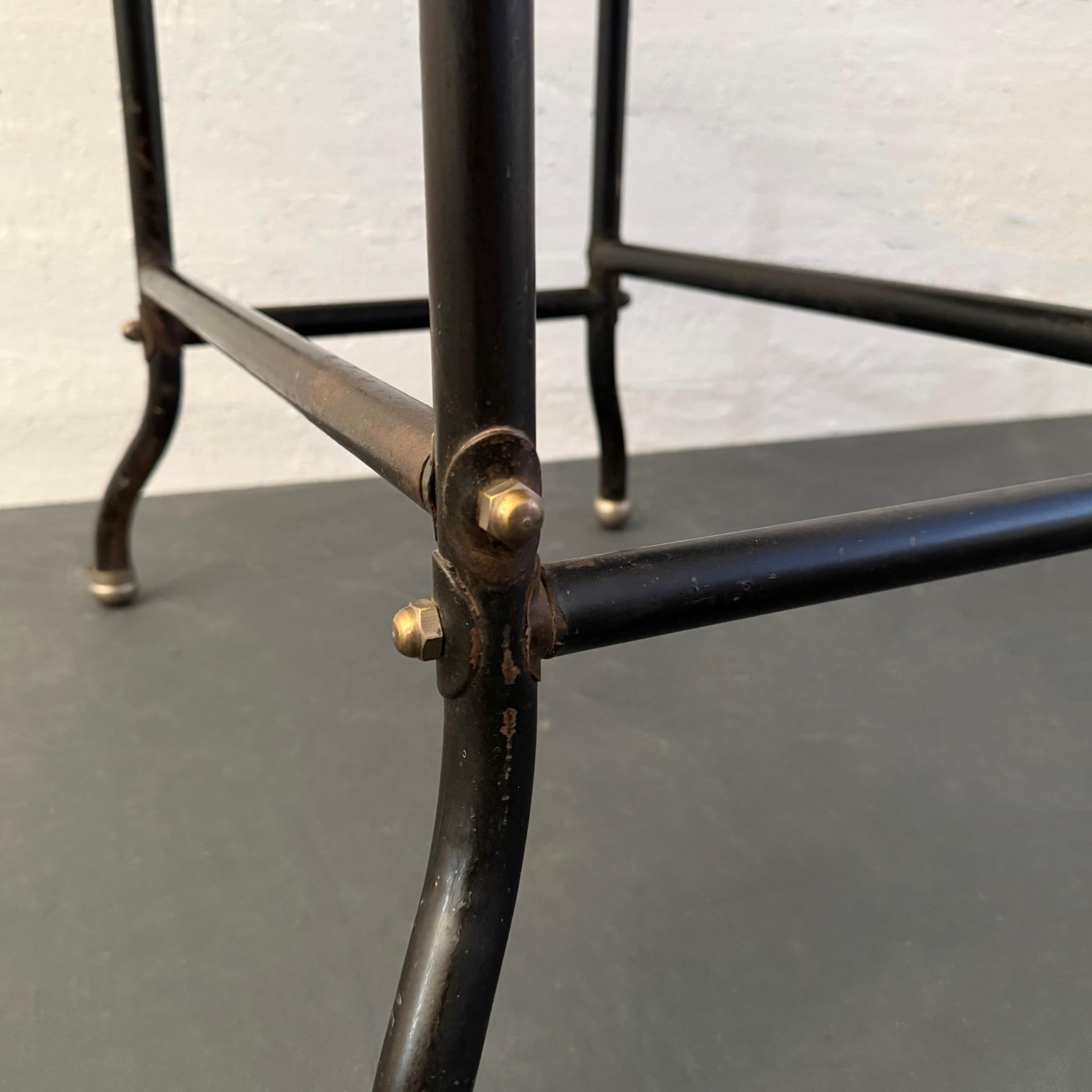 Metallo Tavolo da lavoro industriale per la posta con piano in laminato nero in vendita