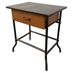 Mesa de trabajo industrial con tablero laminado negro para la sala de correo