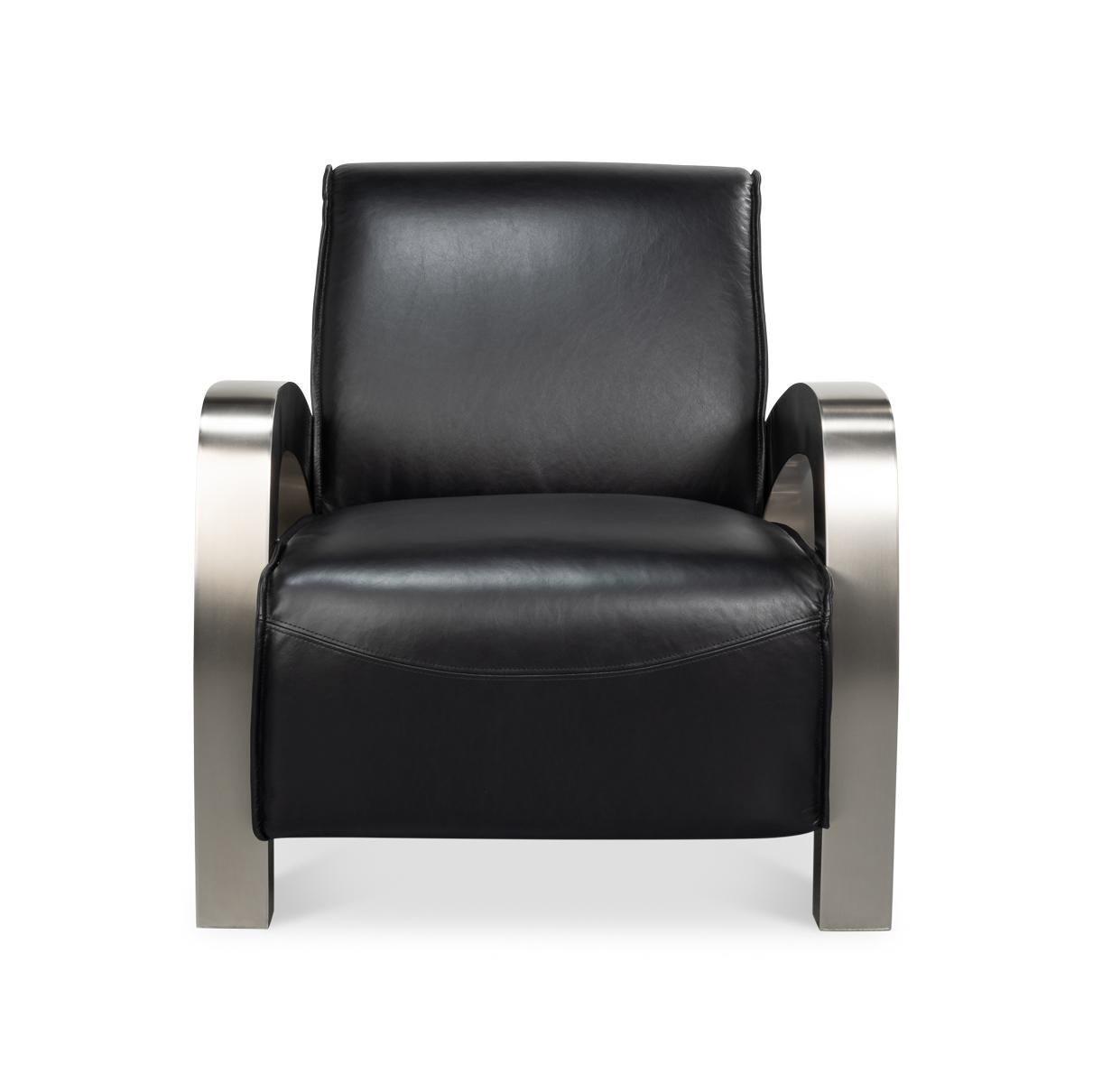 Rivestito in morbida pelle nera, offre un look elegante e sofisticato che si integra con i braccioli e la base in acciaio inossidabile spazzolato.

Caratterizzata da una scultorea struttura in metallo, questa sedia conferisce un tocco industriale di