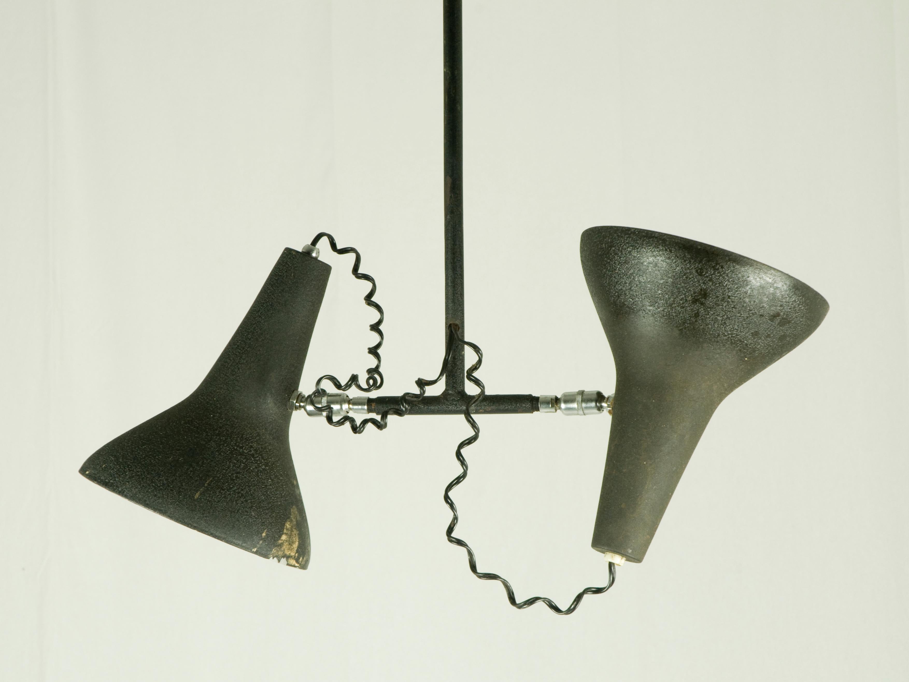 Mid-Century moderno Lampada a sospensione industriale di metà secolo in metallo nero con 2 paralumi regolabili in vendita