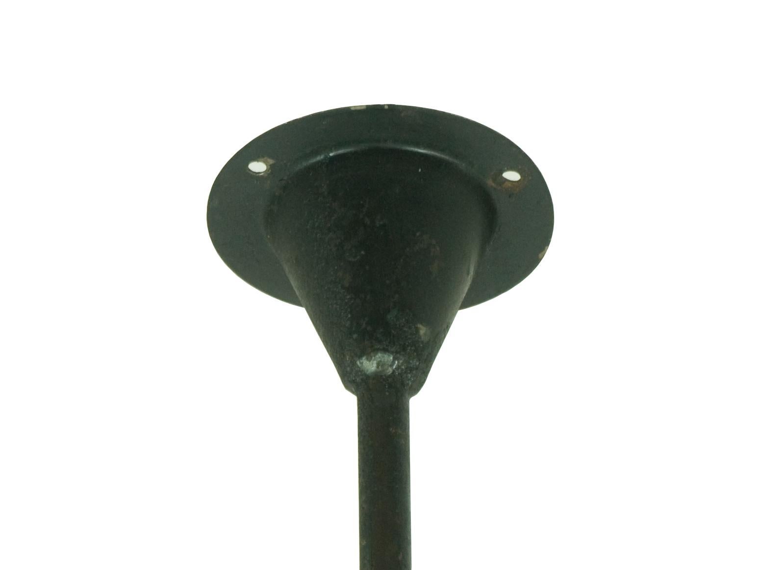 Industrielle Mid-Century-Pendelleuchte aus schwarzem Metall mit 2 verstellbaren Schirmen im Zustand „Gut“ im Angebot in Varese, Lombardia