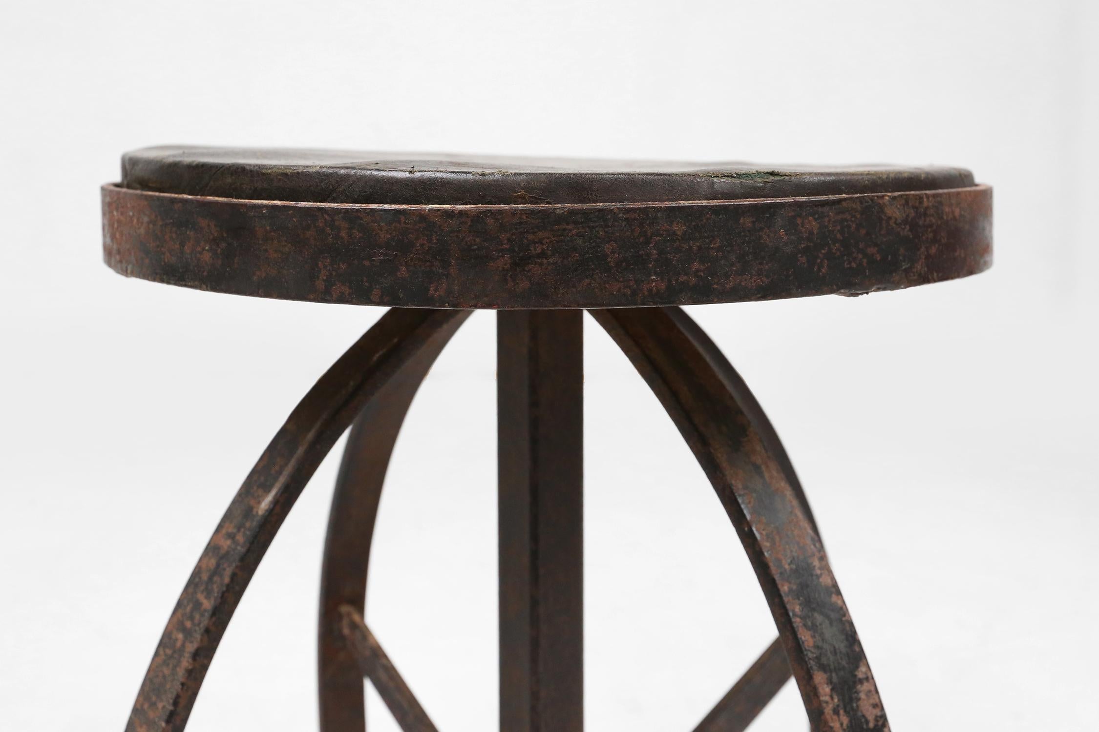 Industrial black metal stool with unique frame, France ca. 1920 In Good Condition For Sale In Meulebeke, BE