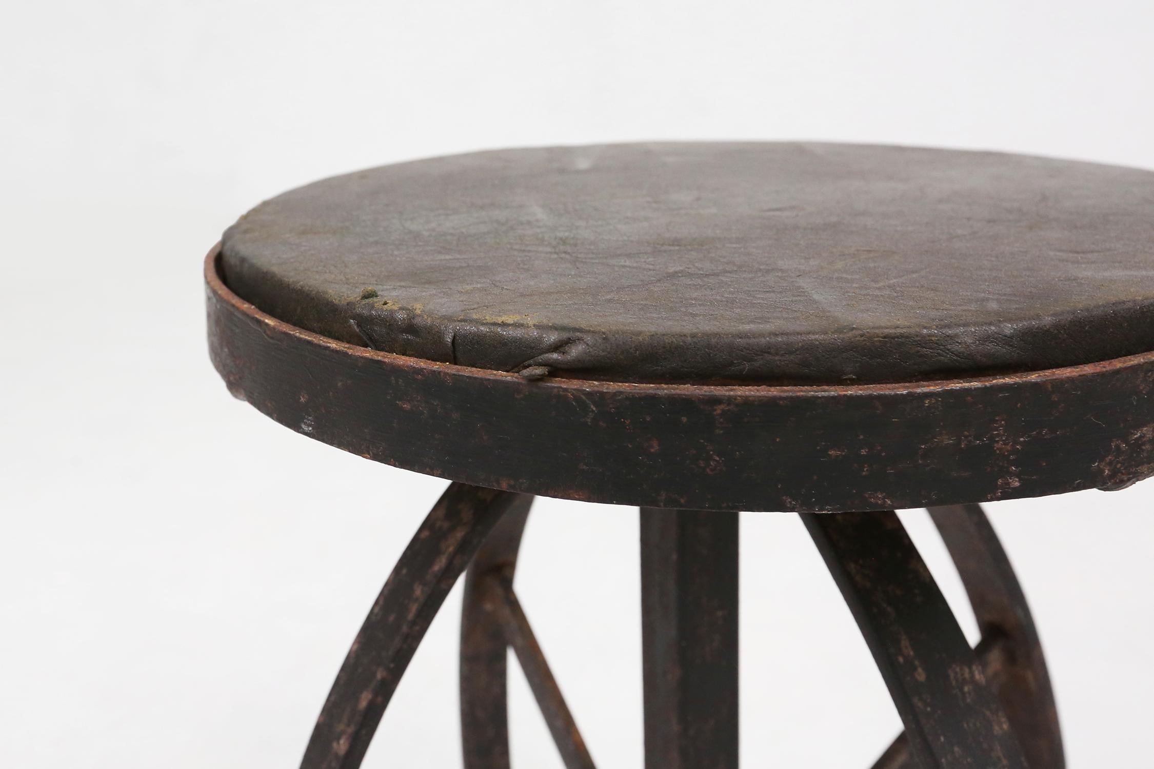 Industrial black metal stool with unique frame, France ca. 1920 In Good Condition For Sale In Meulebeke, BE