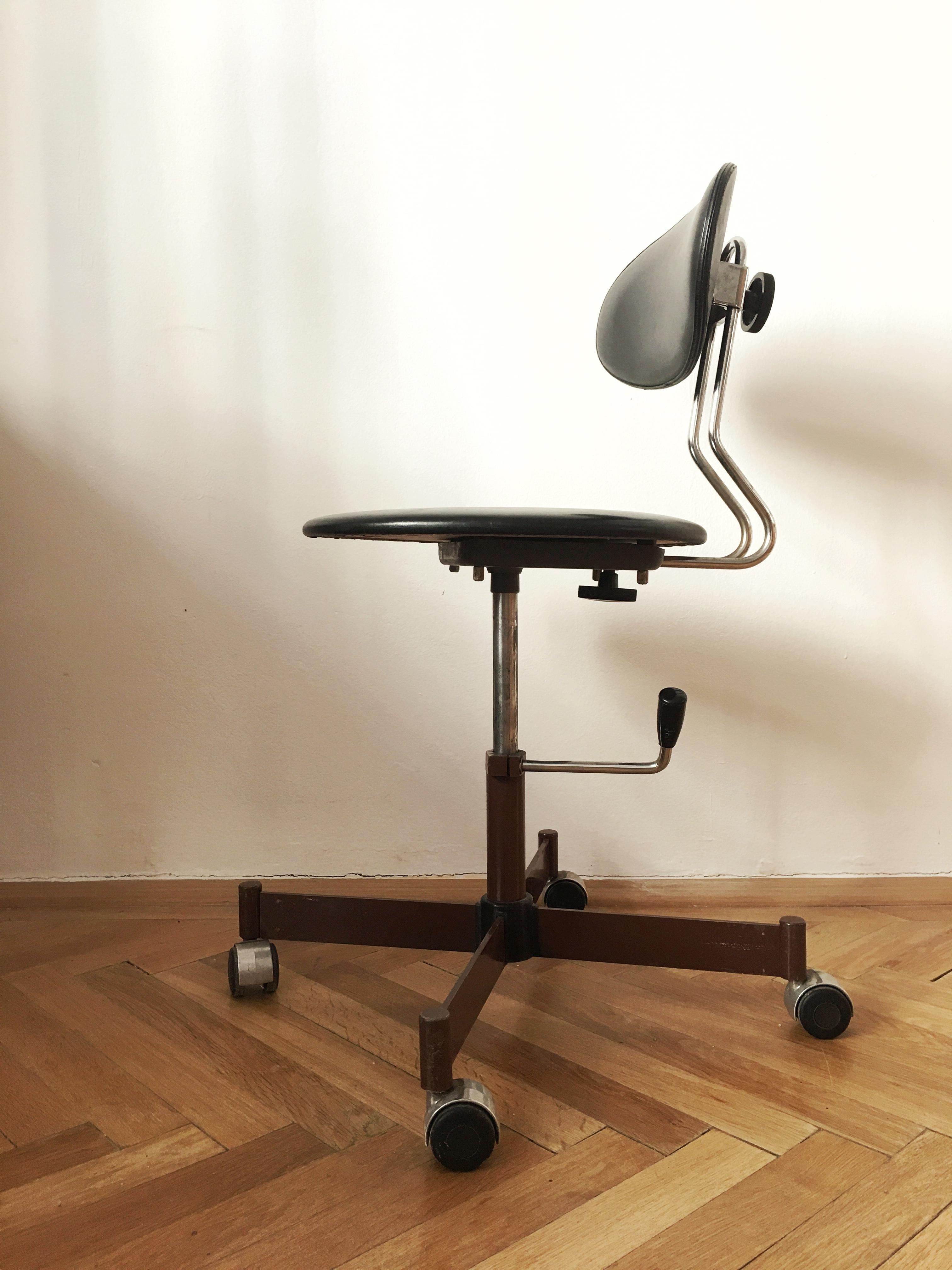 This vintage industrial adjustable office chair was made by Kovona Czechoslovakia in the 1970s.

Measures: H 85 cm x W 65 cm x D 65 cm.