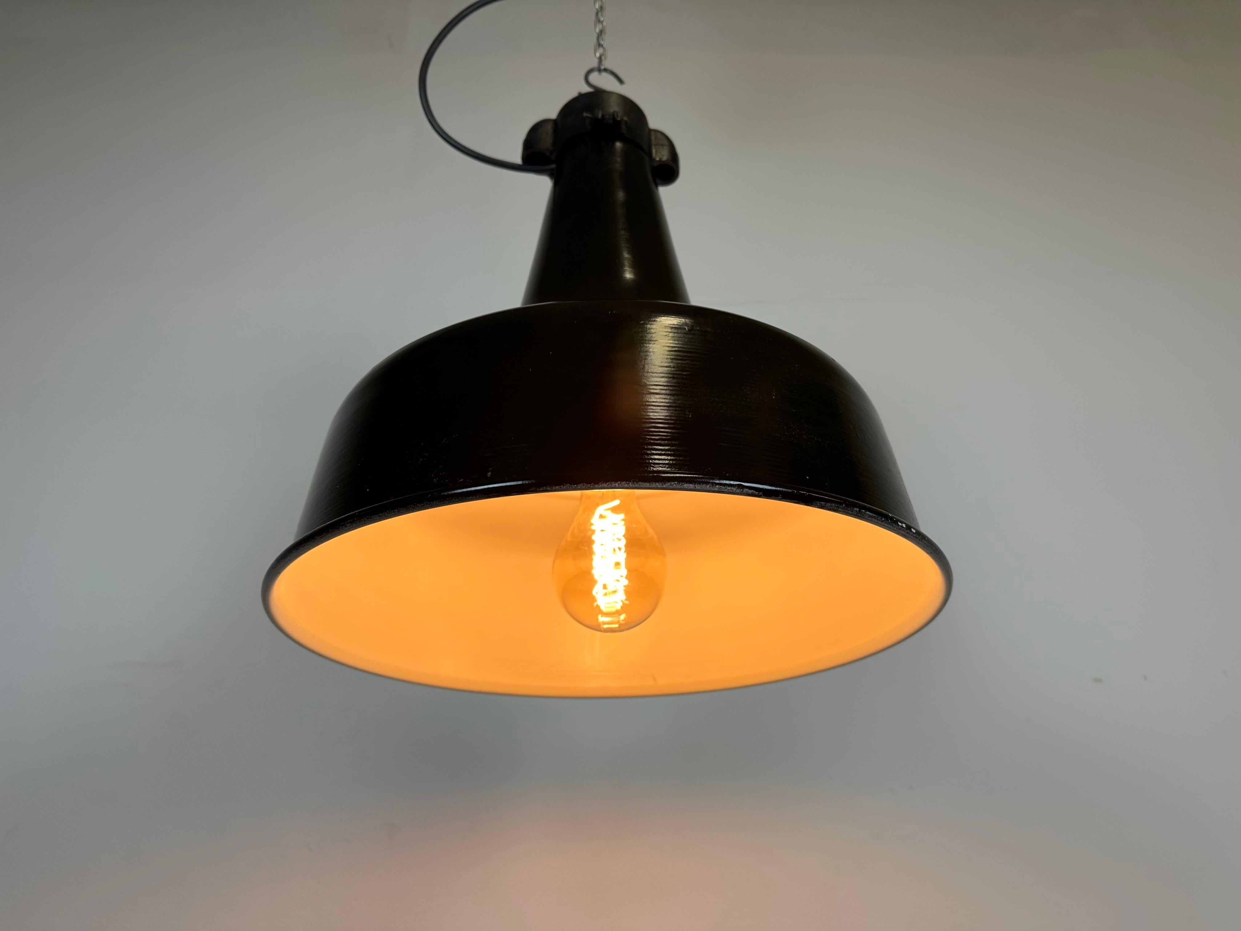 Lampada a sospensione industriale nera con piano in ghisa, anni '70 in vendita 3