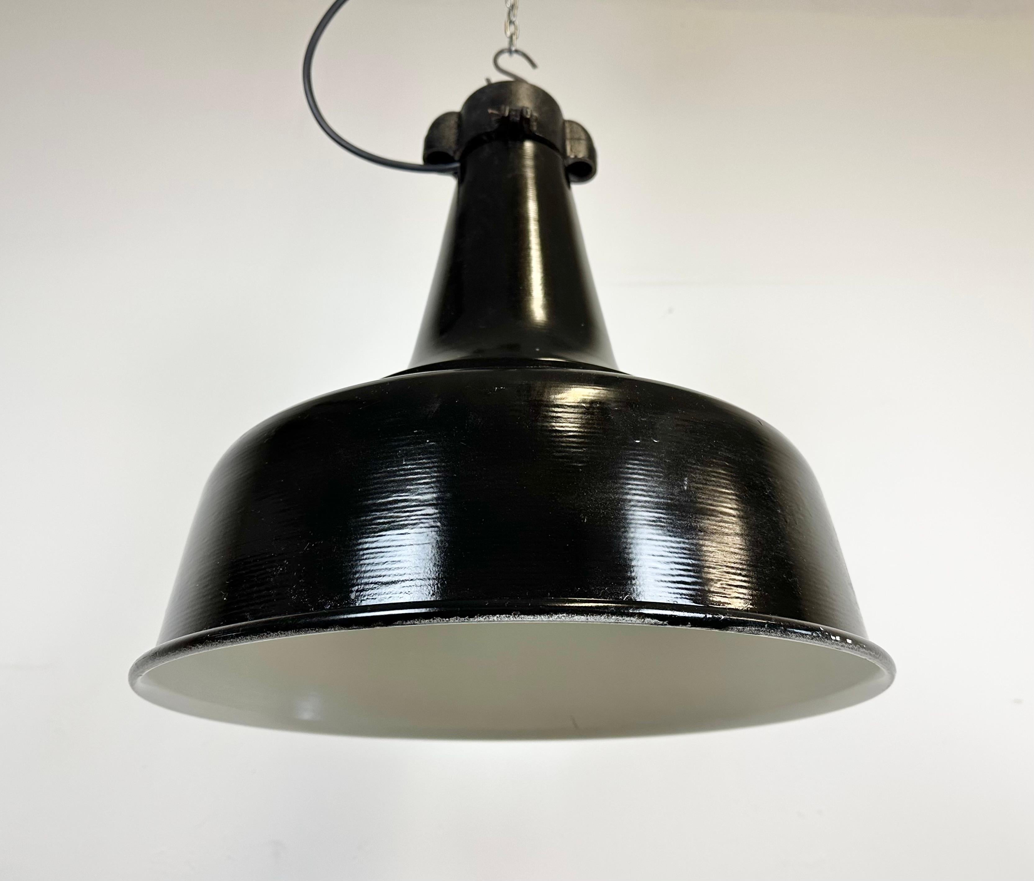 Lampada a sospensione industriale nera con piano in ghisa, anni '70 in vendita 1
