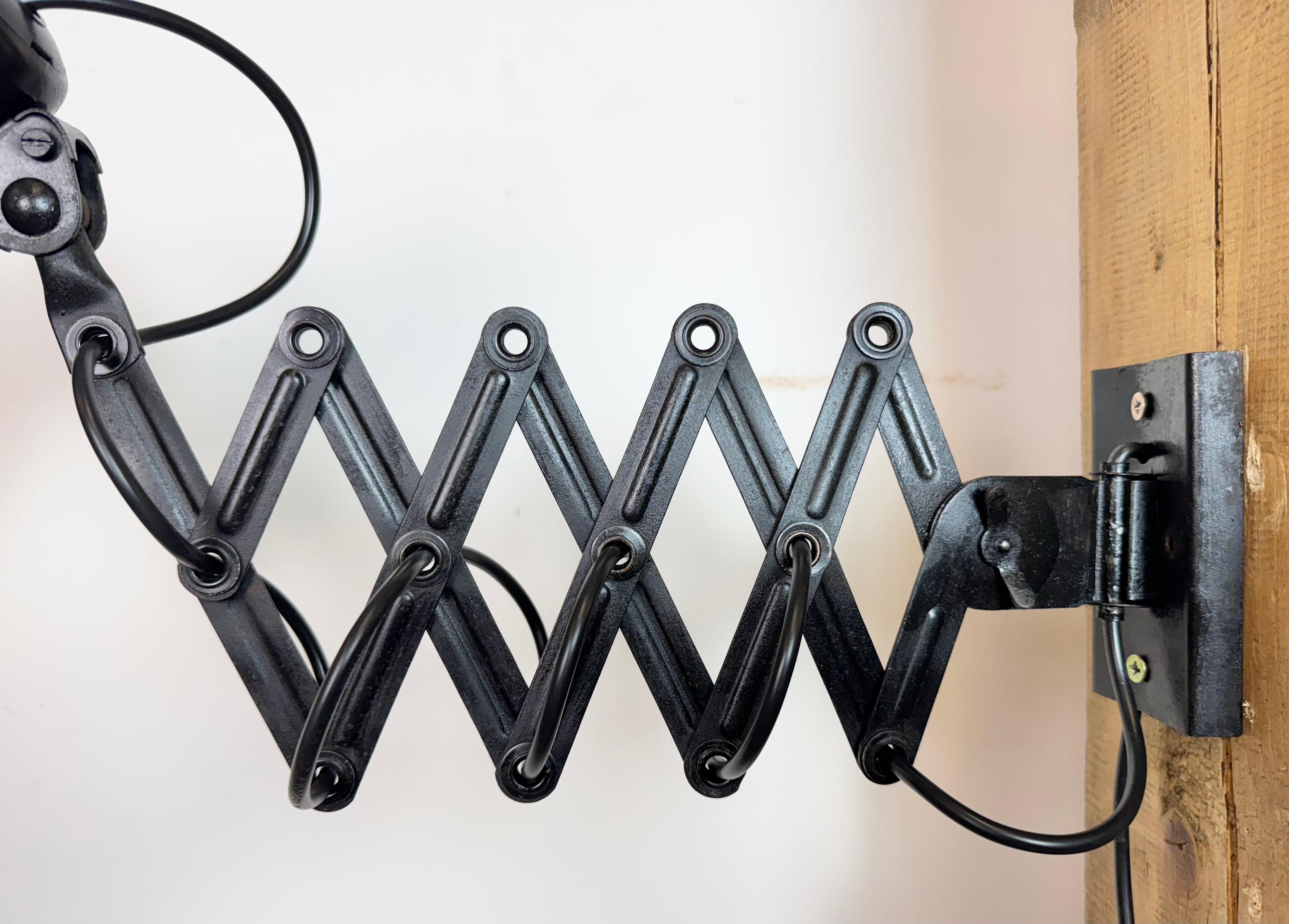 20ième siècle Applique industrielle noire à ciseaux, années 1950 en vente