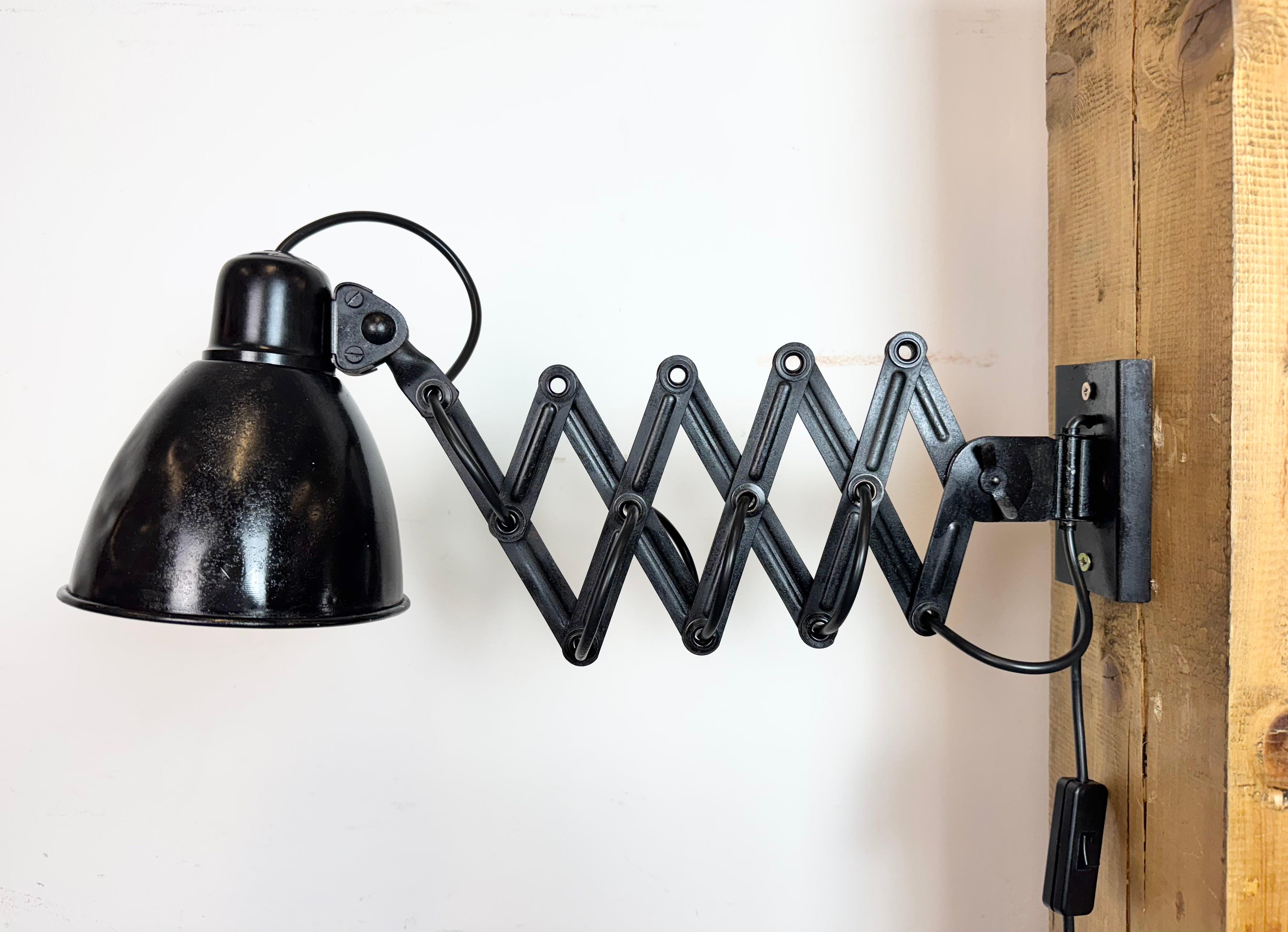 Aluminium Applique industrielle noire à ciseaux, années 1950 en vente