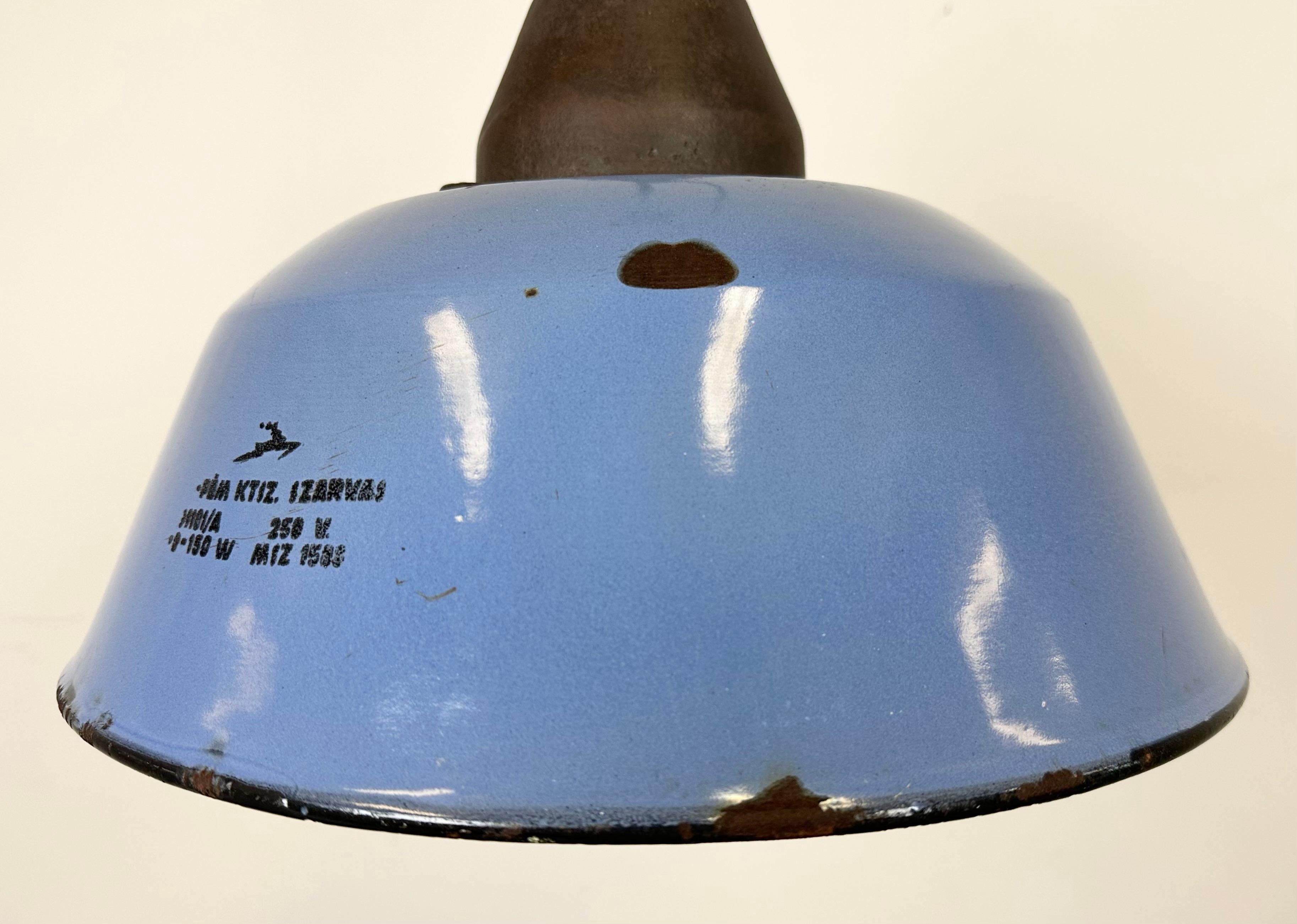 Industrielle Pendelleuchte aus blauer Emaille und Gusseisen, 1960er Jahre im Zustand „Gut“ im Angebot in Kojetice, CZ