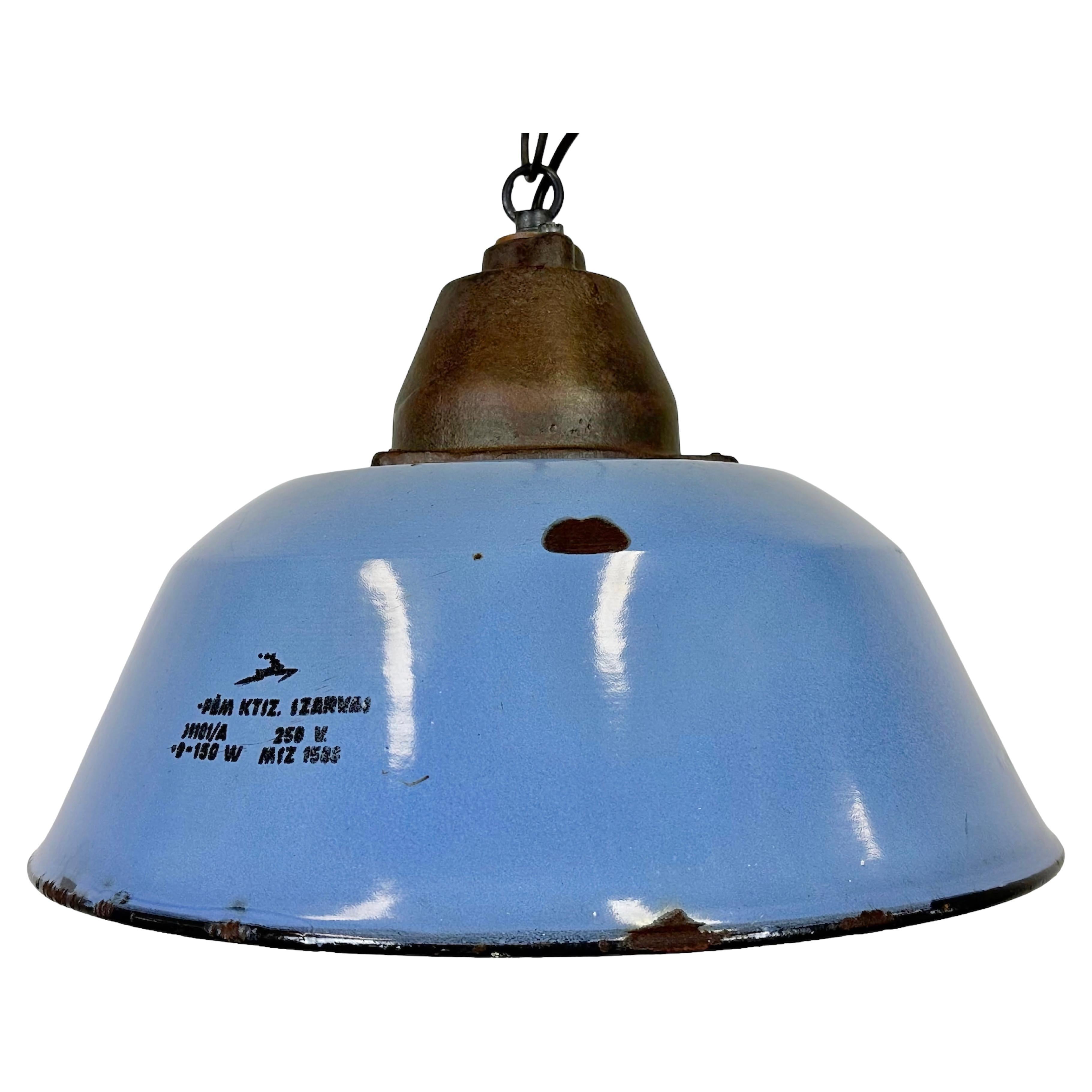 Lampe à suspension industrielle en émail bleu et fonte, années 1960