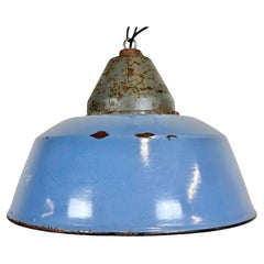 Lampe à suspension industrielle en émail bleu et fonte, années 1960