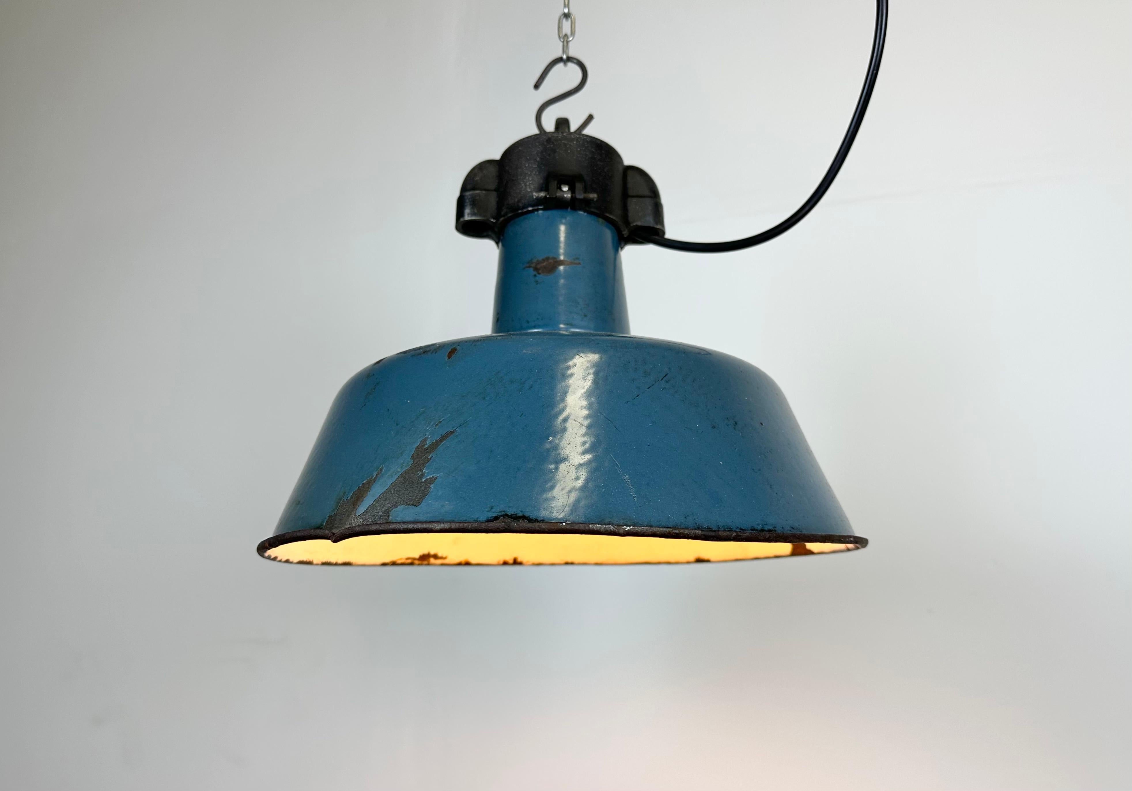 Lampe d'usine industrielle en émail bleu avec plateau en fonte, années 1960 en vente 2