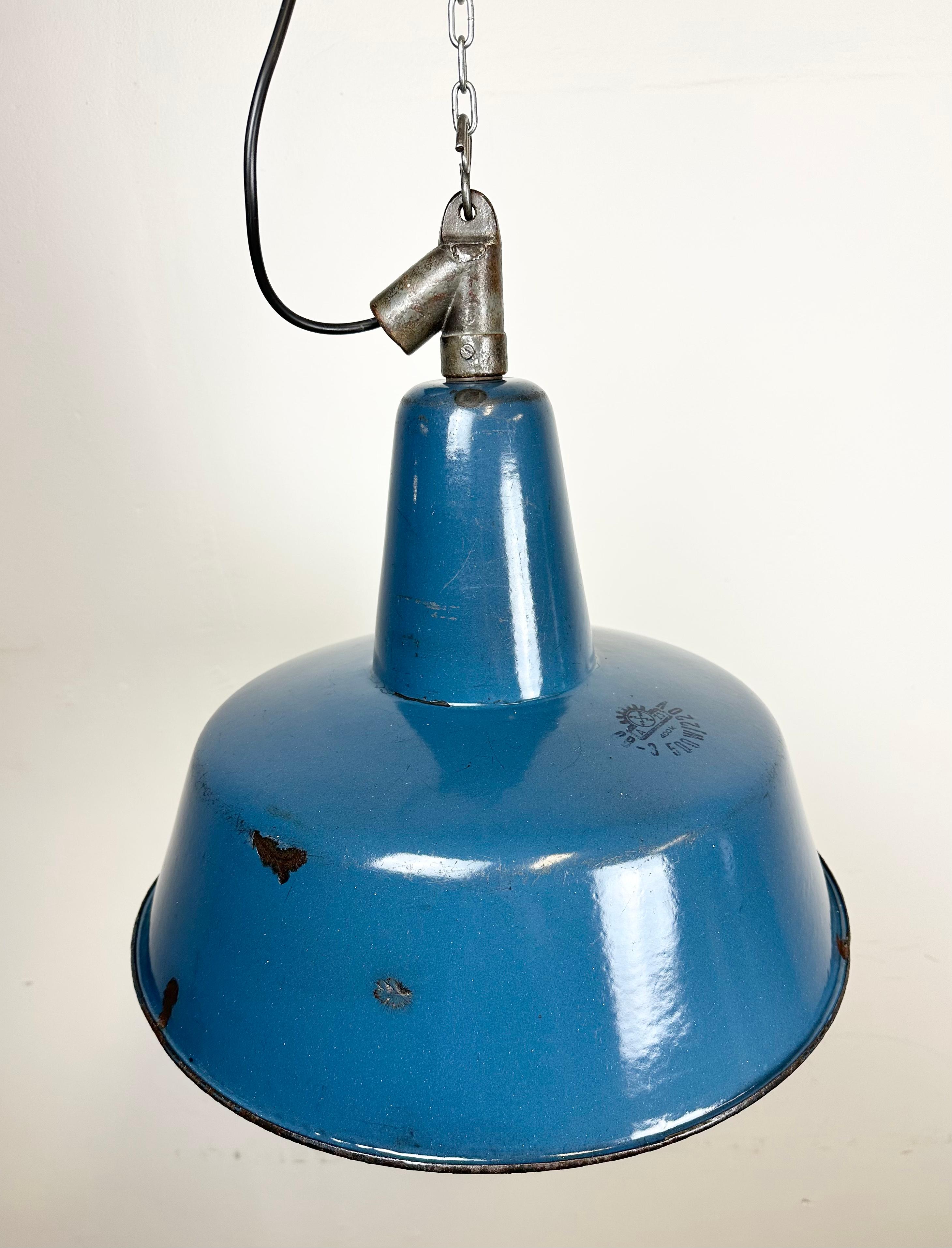 Industrielle blaue Emaille-Fabrik-Lampe mit Gusseisenplatte, 1960er Jahre im Angebot 4